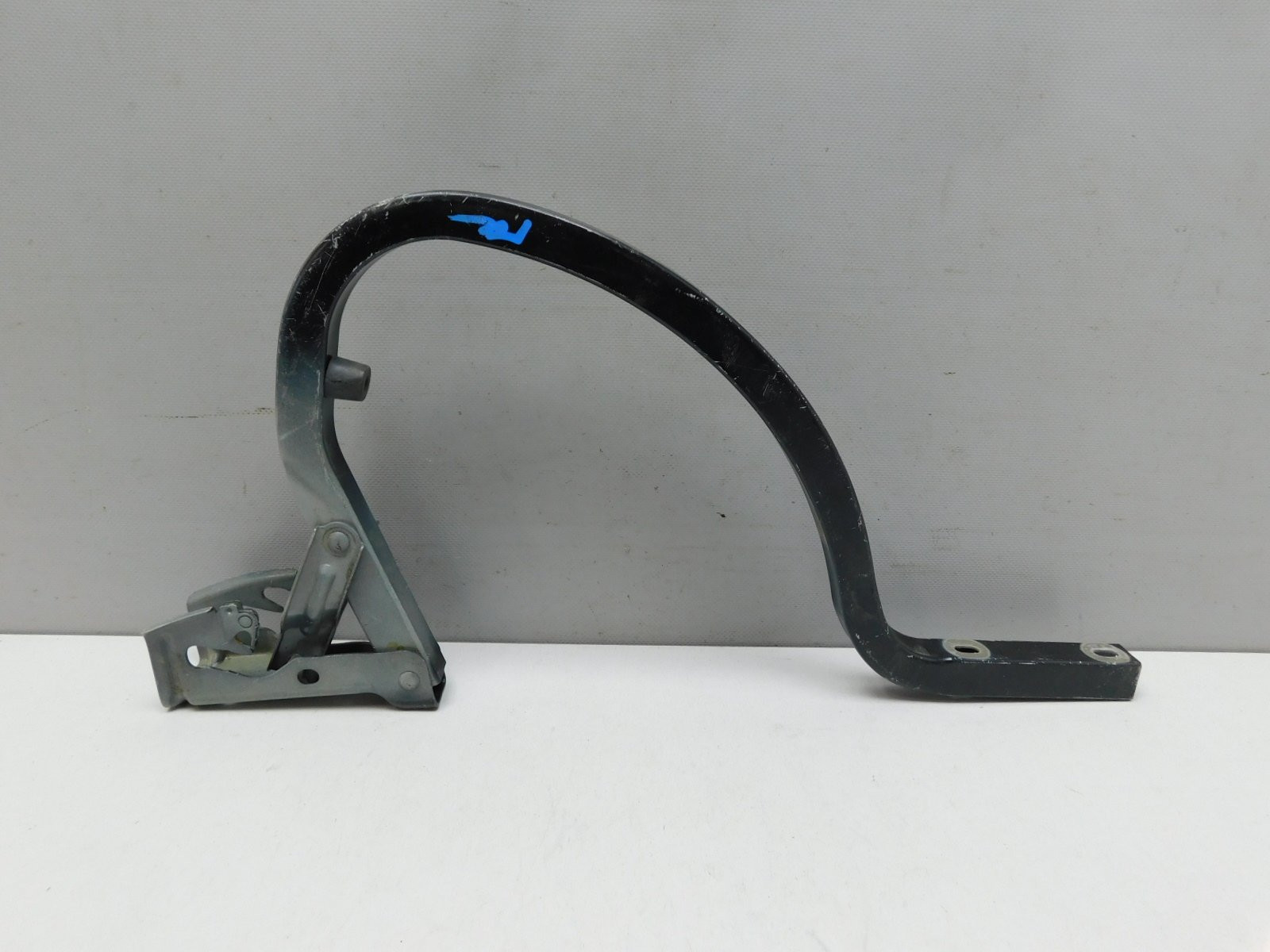 Петля крышки багажника Chevrolet Cruze 2009>