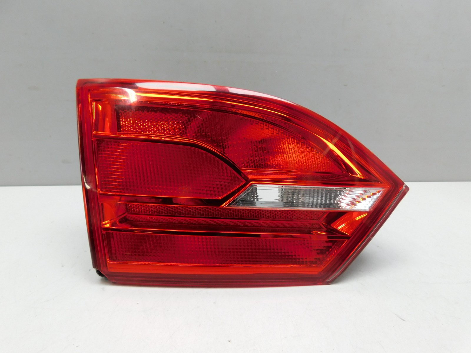 Фонарь задний внутренний левый Volkswagen Jetta 2011>
