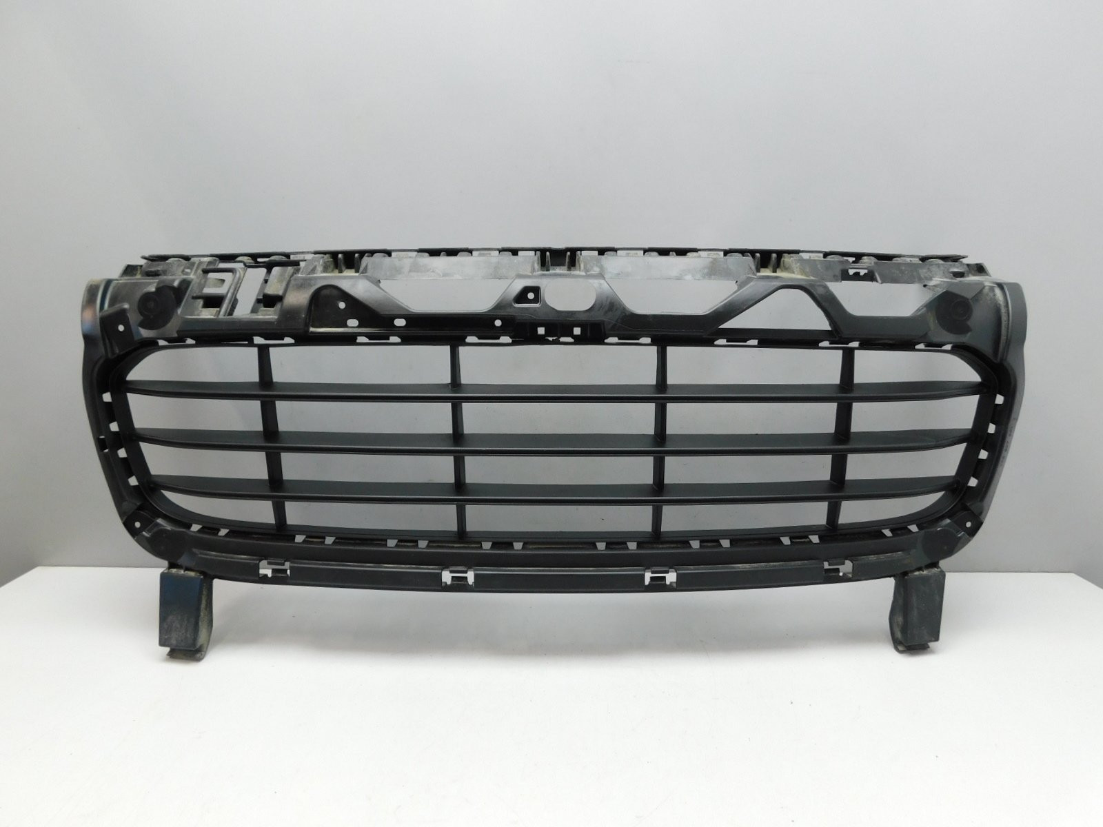 Решетка в бампер центральная Porsche Cayenne 2010-2017