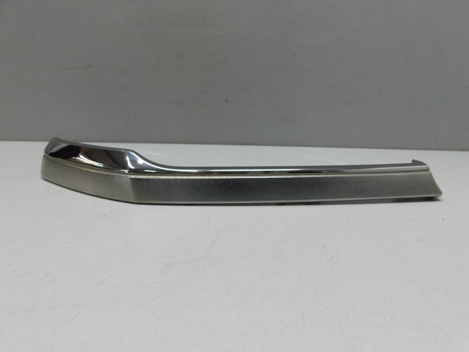 Молдинг решетки радиатора Toyota Hilux 2015>