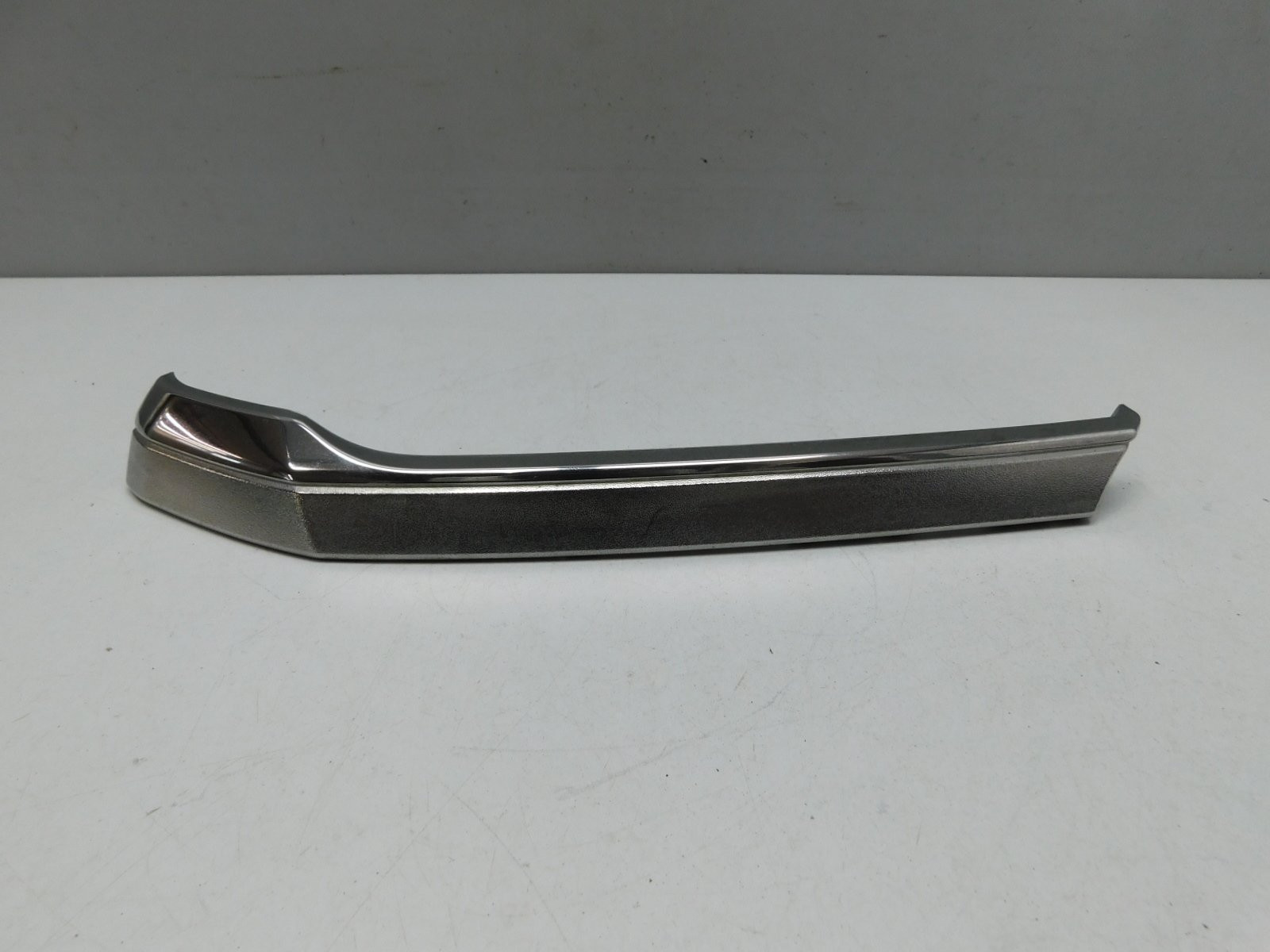 Молдинг решетки радиатора Toyota Hilux 2015>