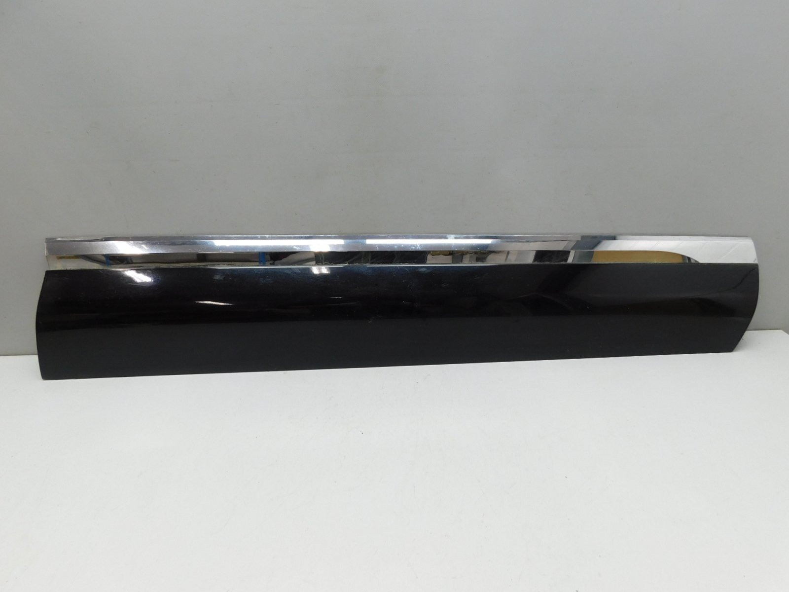 Накладка двери передней правой Volkswagen Touareg 2010>