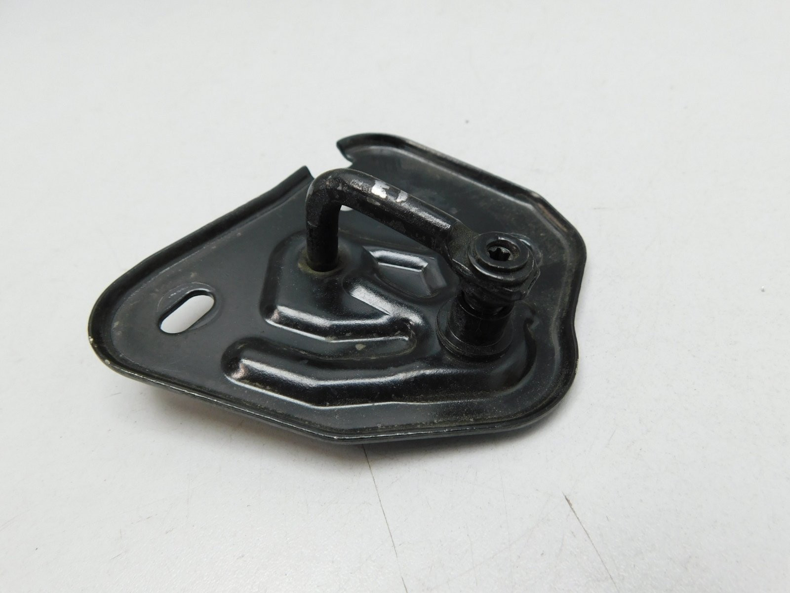 Замок капота Audi Q3 2012-2018