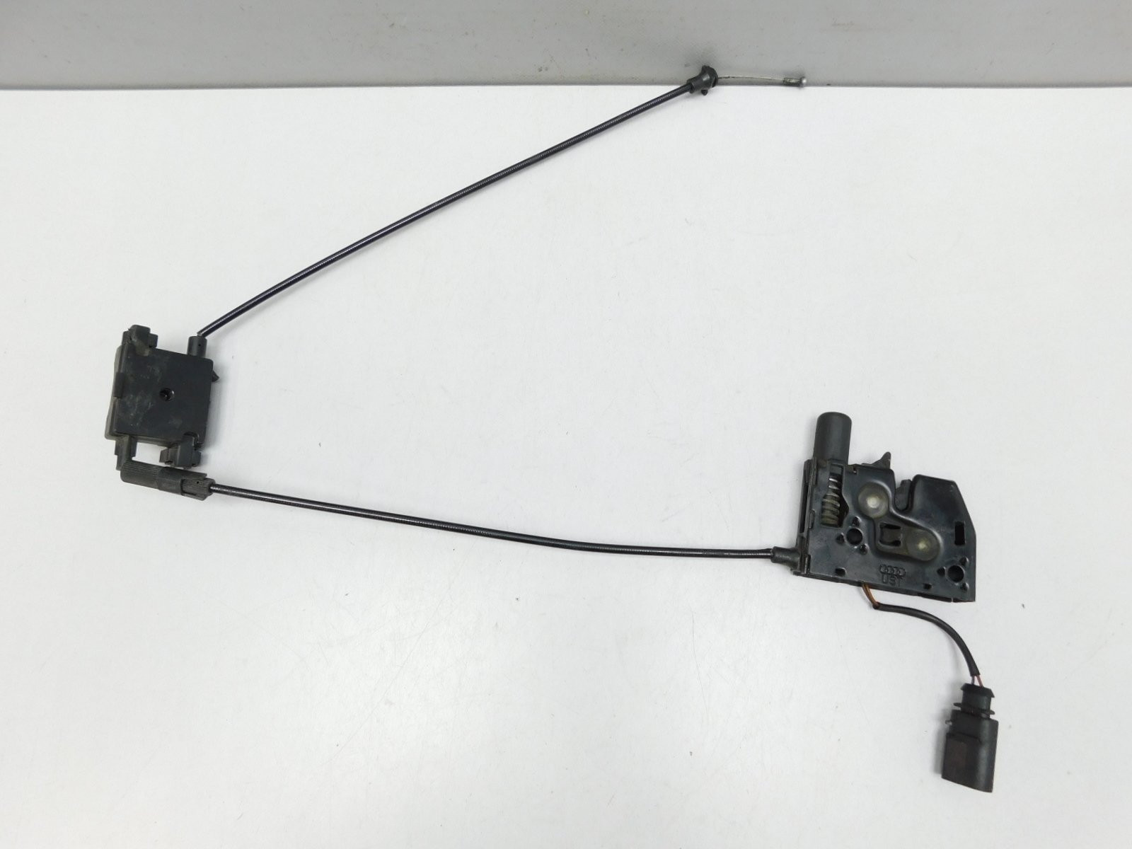 Замок капота Audi Q3 2012-2018