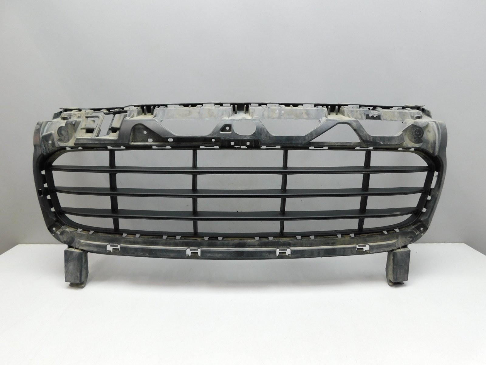 Решетка в бампер центральная Porsche Cayenne 2010-2017