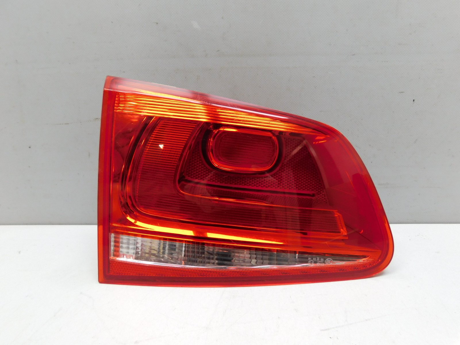Фонарь задний внутренний левый Volkswagen Touareg 2010>