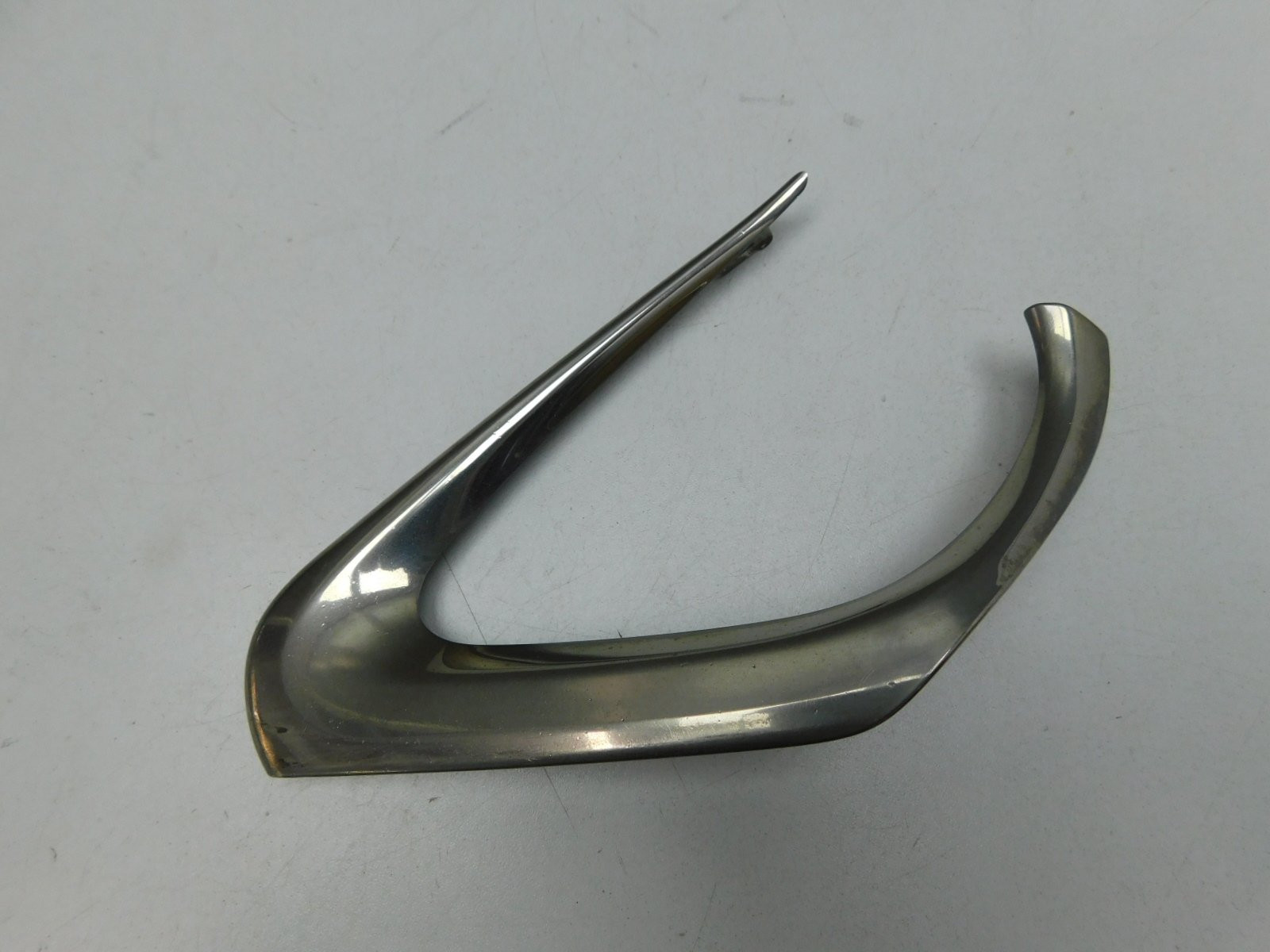 Молдинг центральной решетки Toyota Camry V50 2011-2018