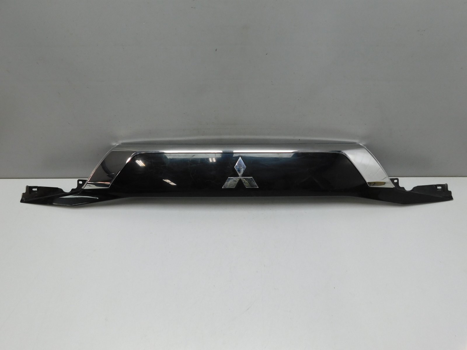 Накладка двери багажника Mitsubishi Outlander 2012>