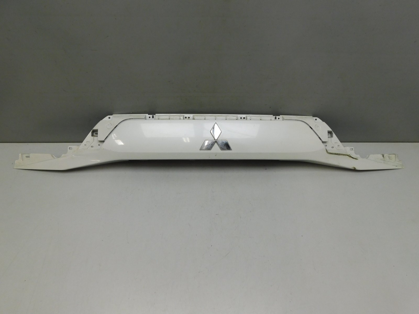 Накладка двери багажника Mitsubishi Outlander 2012>