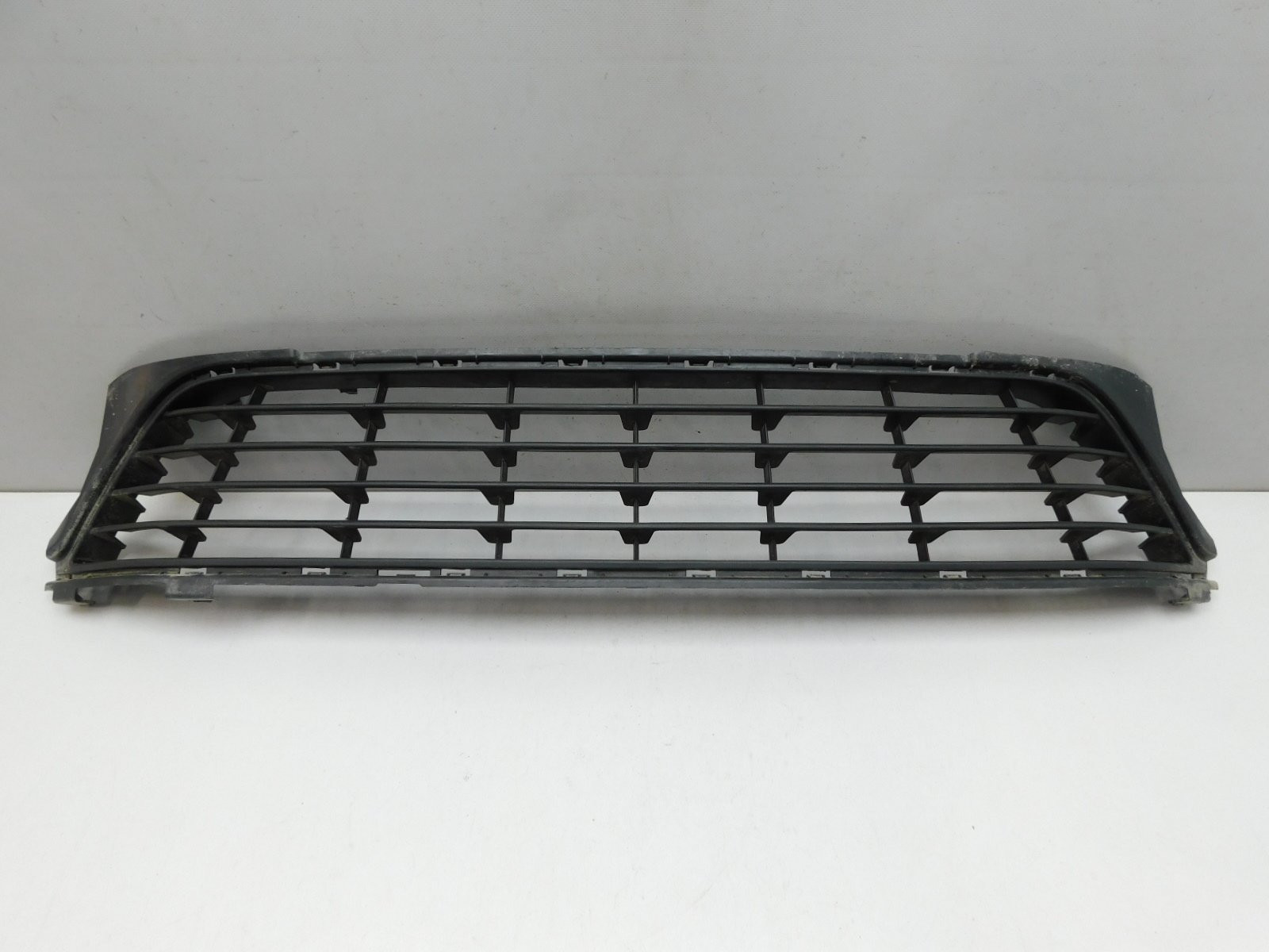 Решетка в бампер центральная Renault Sandero 2014>