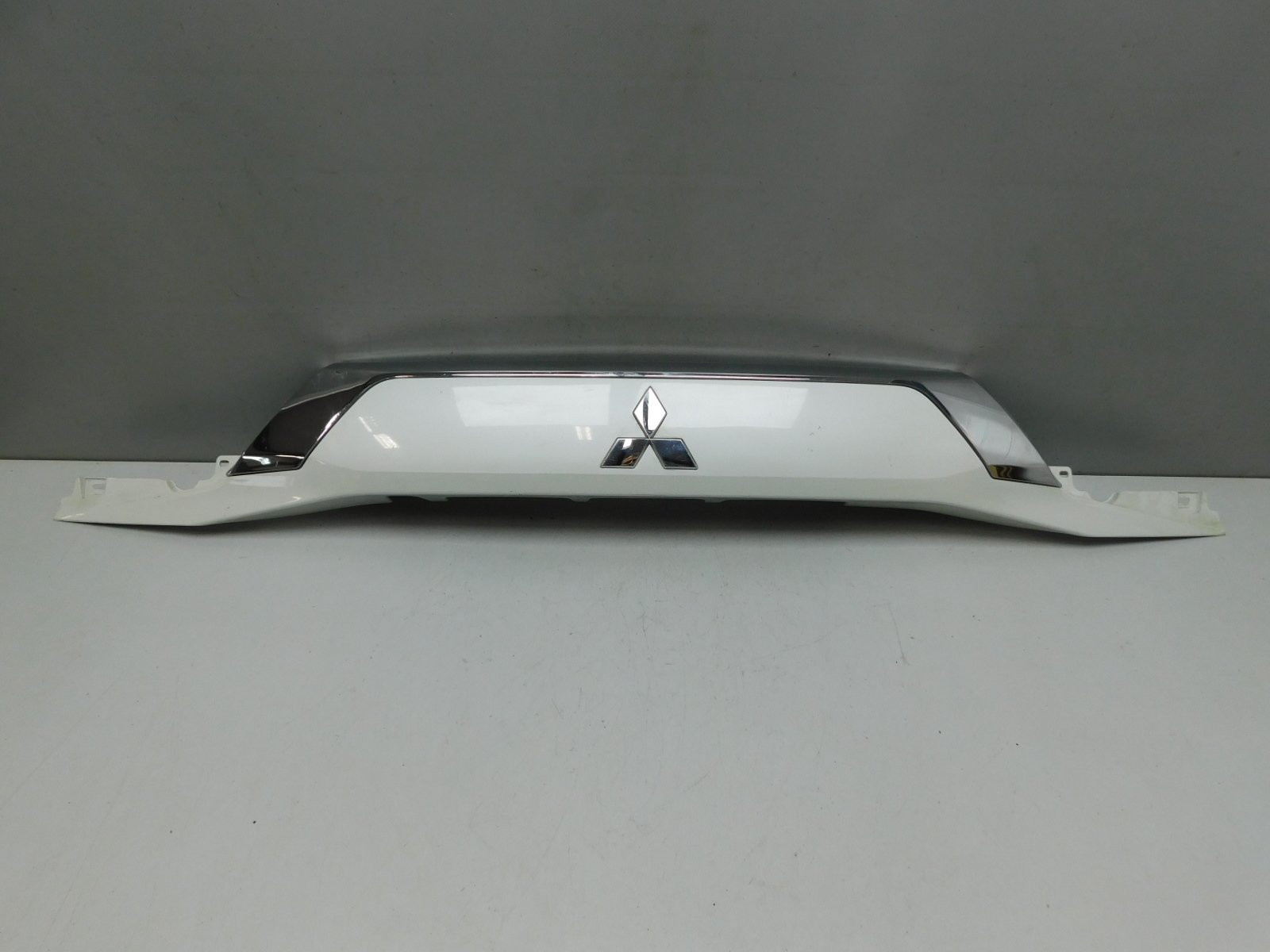 Накладка двери багажника Mitsubishi Outlander 2012>