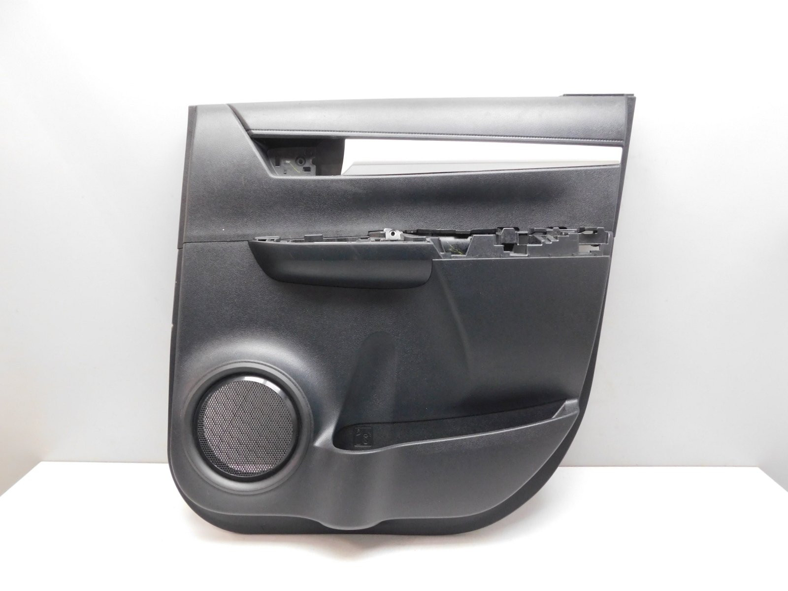 Обшивка двери задней правой Toyota Hilux 2015>