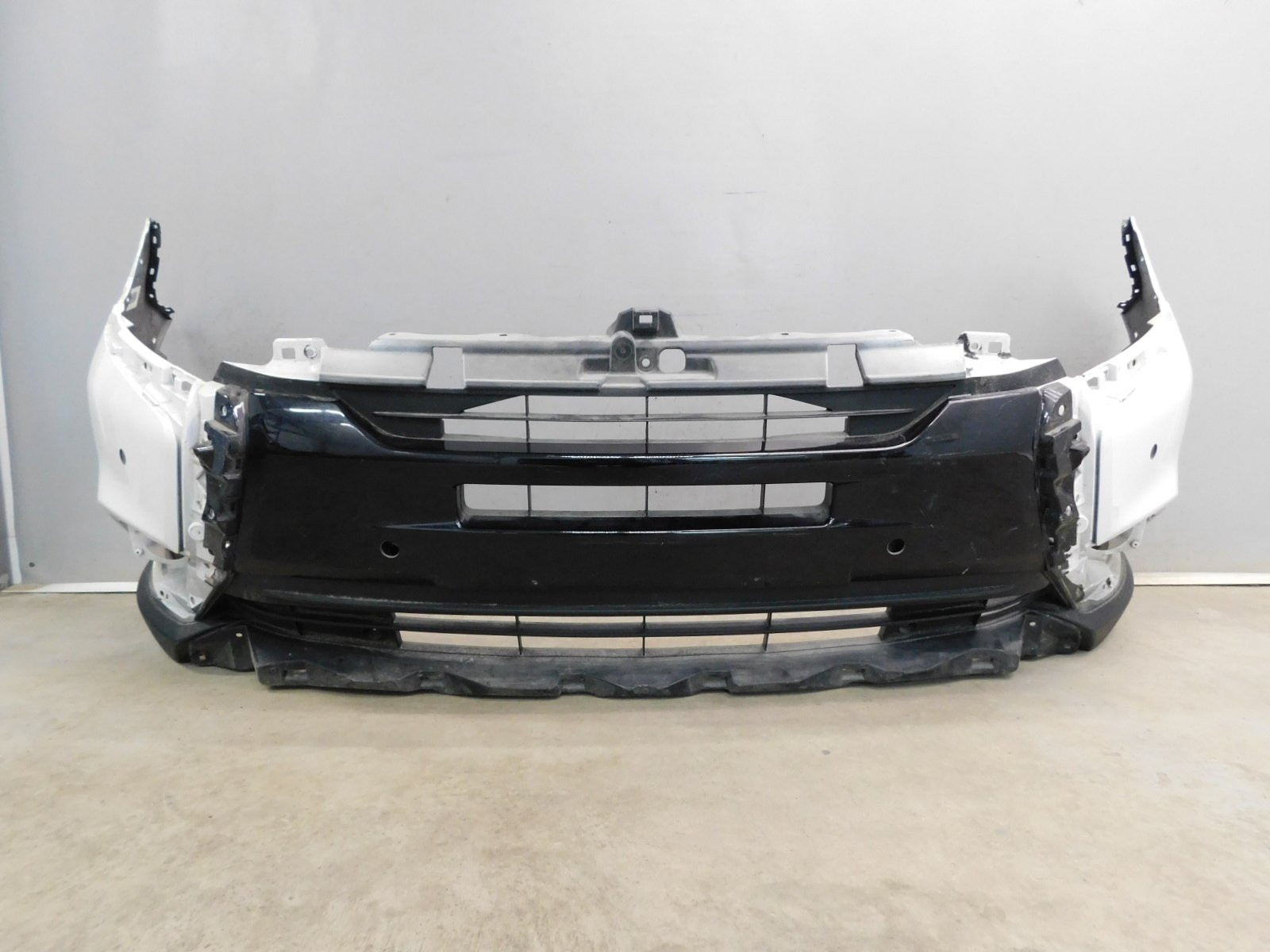 Бампер передний Mitsubishi Outlander 2012>