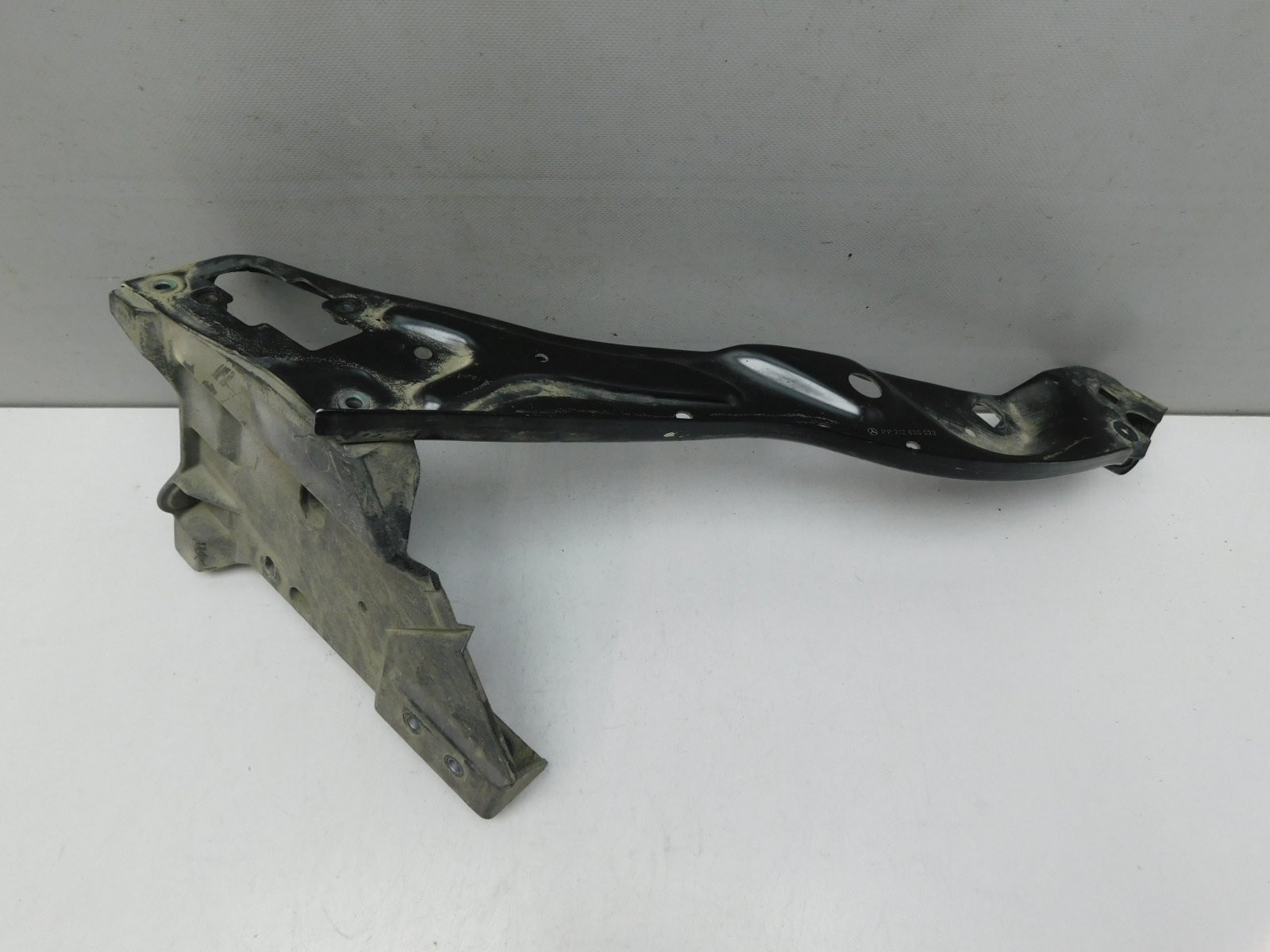 Кронштейн фары правой Mercedes-Benz E-Klasse W212 2009>