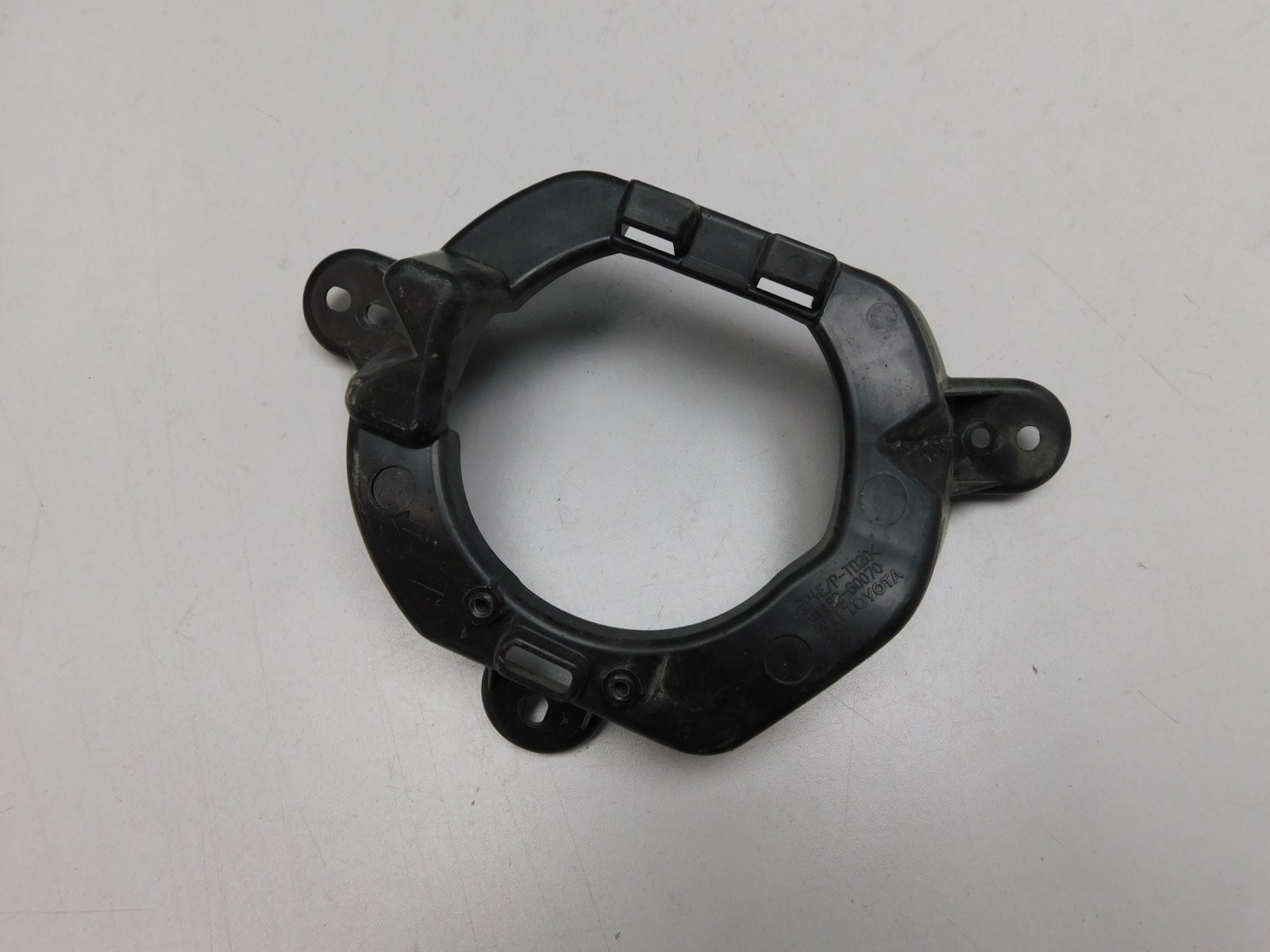 Кронштейн фары противотуманной л Toyota Land Cruiser (200) 2008>