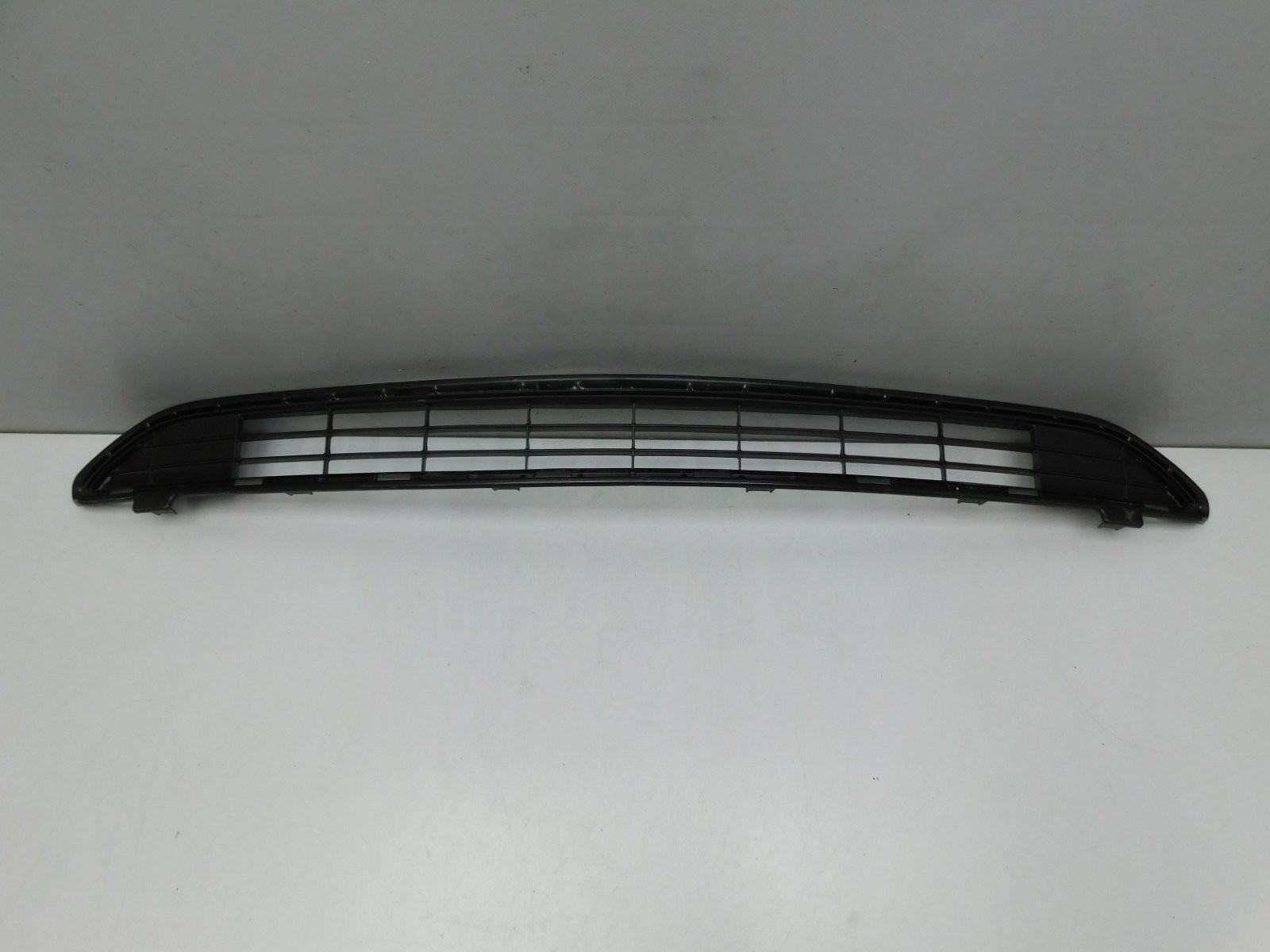 Решетка в бампер центральная Toyota RAV 4 2013-2019