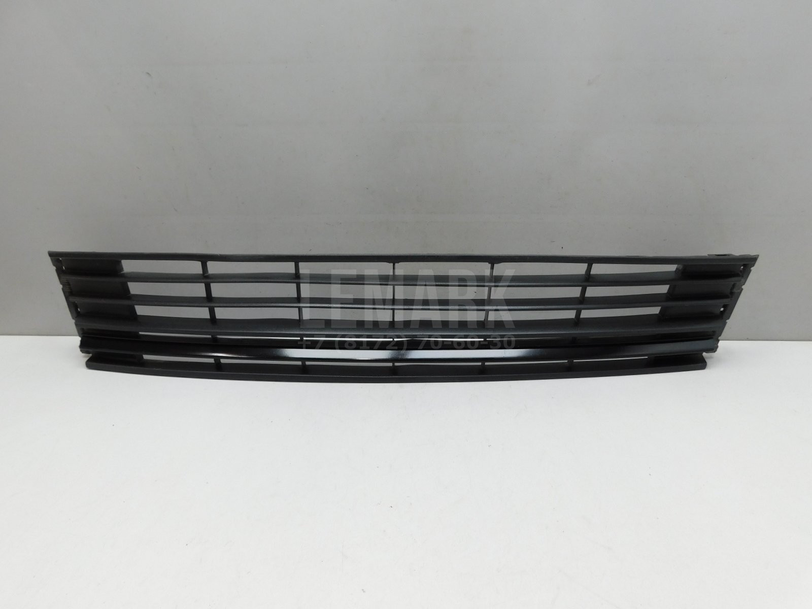 Решетка в бампер центральная Volkswagen Polo Sedan 2011-2020 6RU853677C