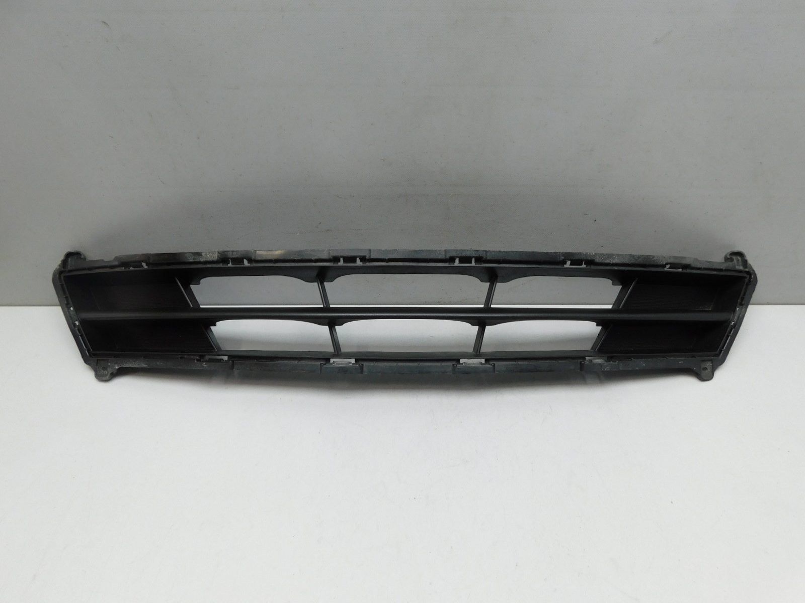 Решетка в бампер центральная Hyundai Solaris 2010-2017