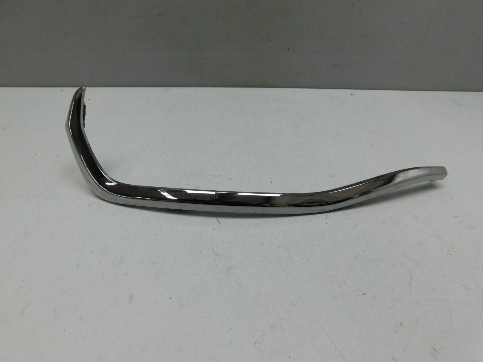 Молдинг заднего бампера Lexus ES 2018>