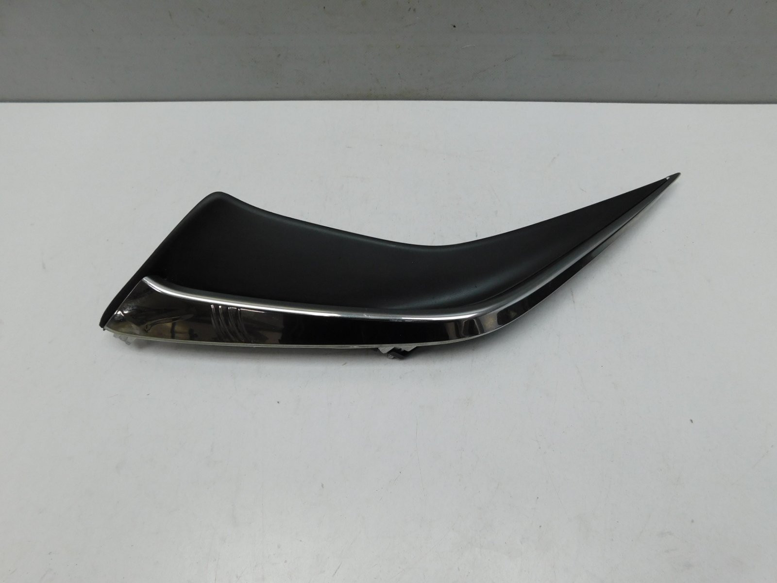 Накладка переднего бампера Lexus ES 2018>