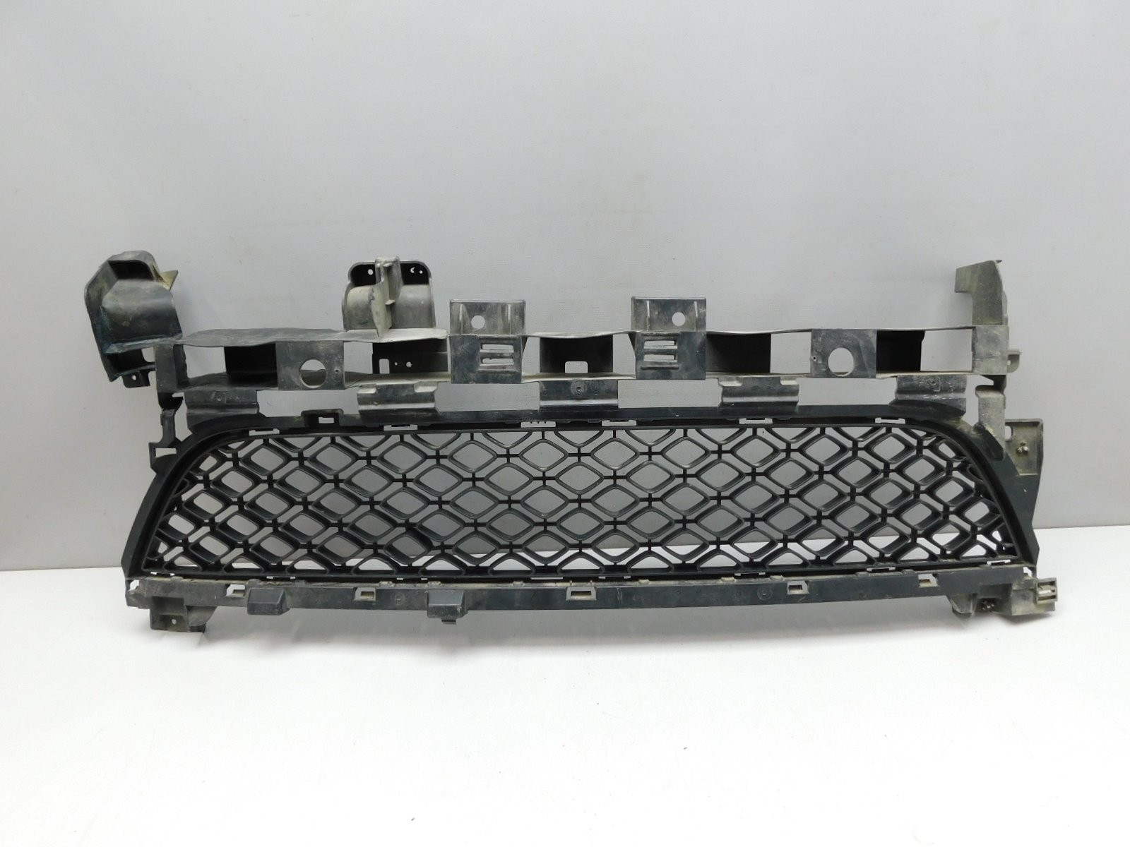 Решетка в бампер центральная Renault Sandero 2014>