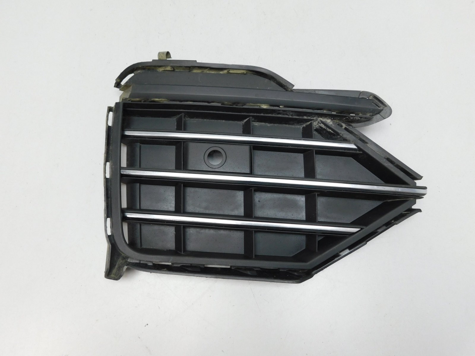 Решетка в бампер левая Volkswagen Touareg 2018>