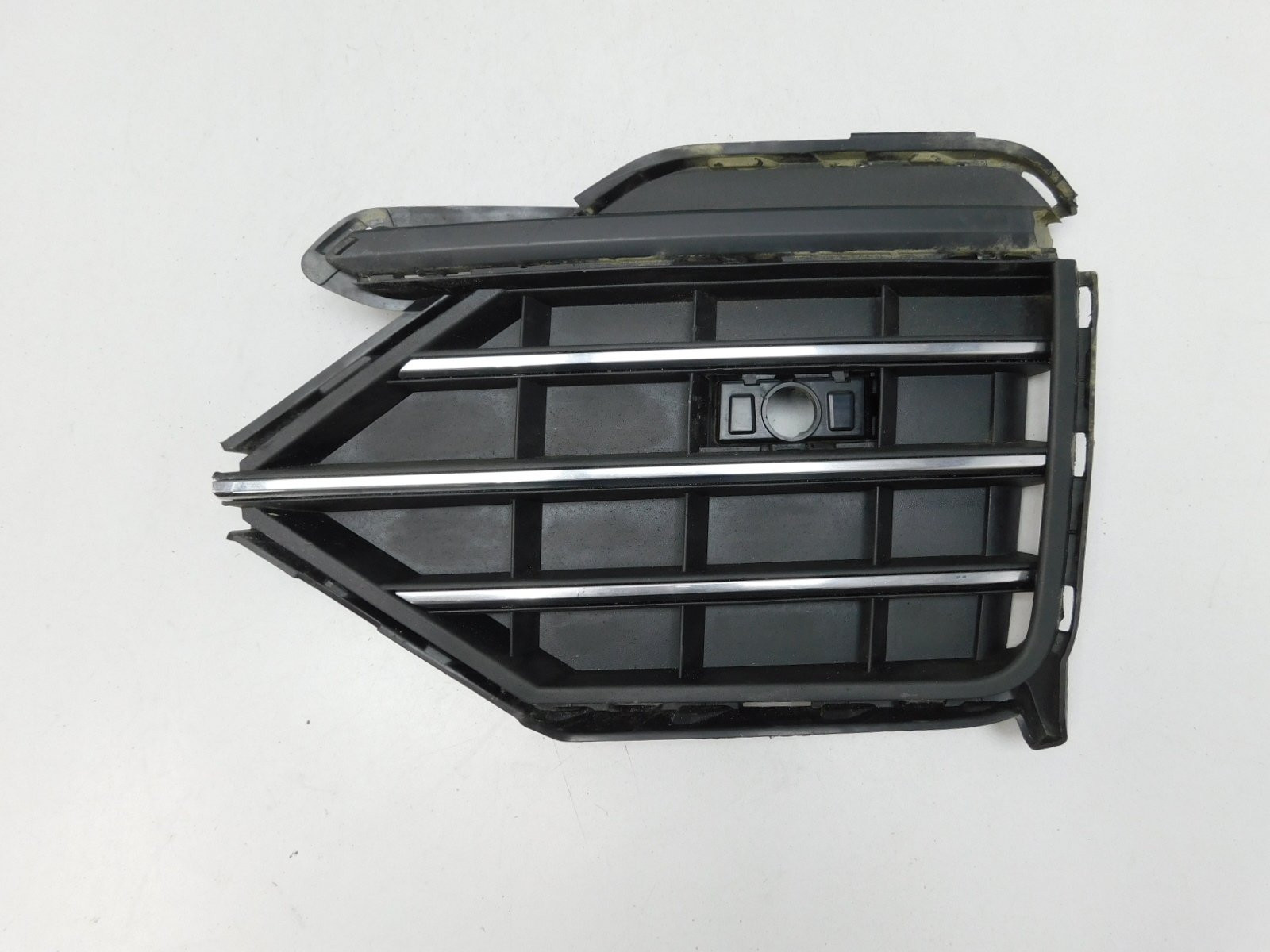 Решетка в бампер правая Volkswagen Touareg 2018>