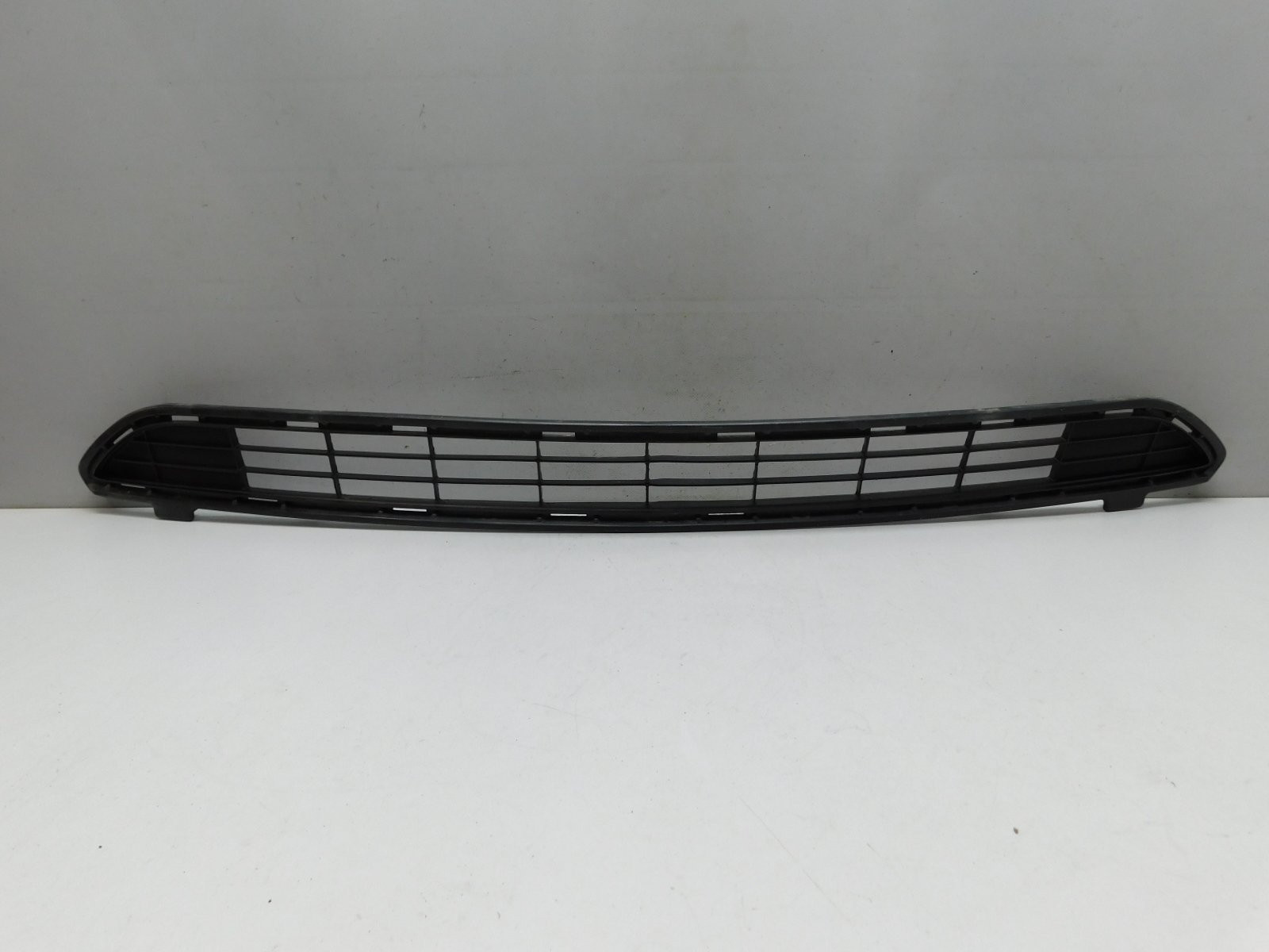 Решетка в бампер центральная Toyota RAV 4 2013-2019