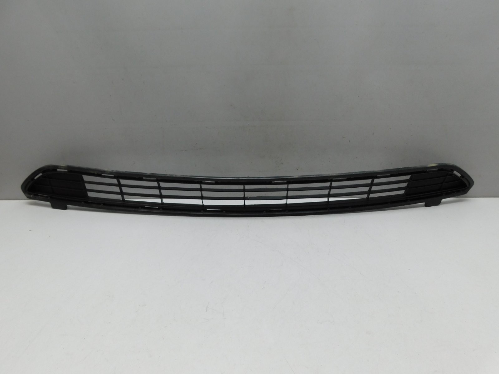 Решетка в бампер центральная Toyota RAV 4 2013-2019