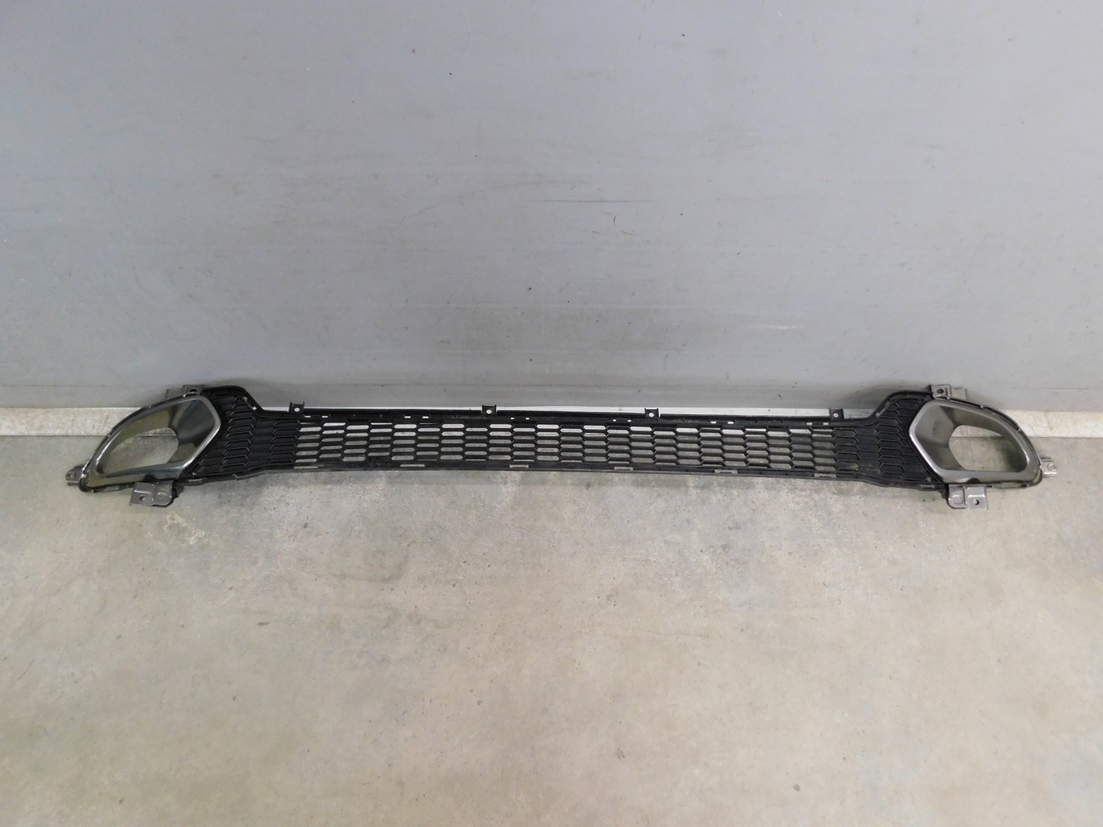 Решетка в бампер центральная Kia Ceed 2012-2018