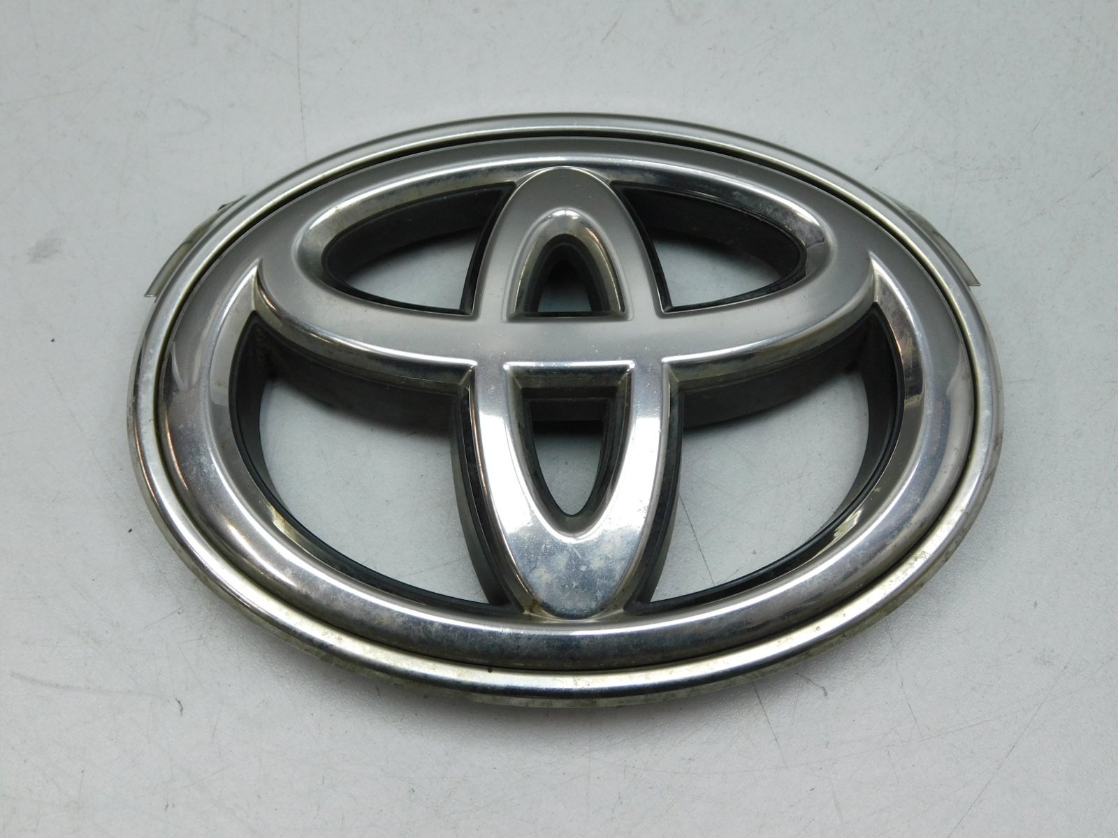 Эмблема Toyota Camry V50 2011-2018