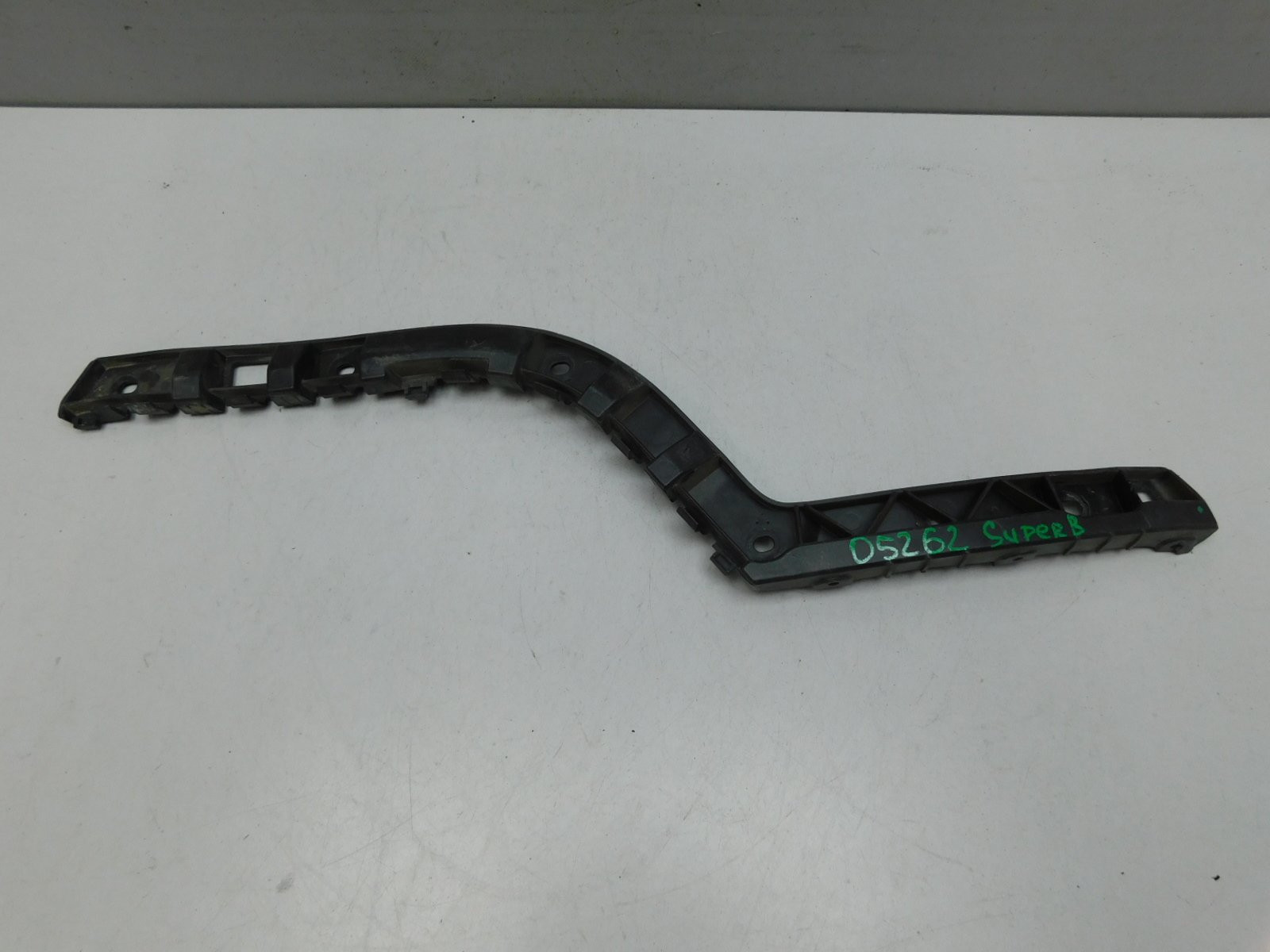 Направляющая заднего бампера Skoda Superb 2008-2015