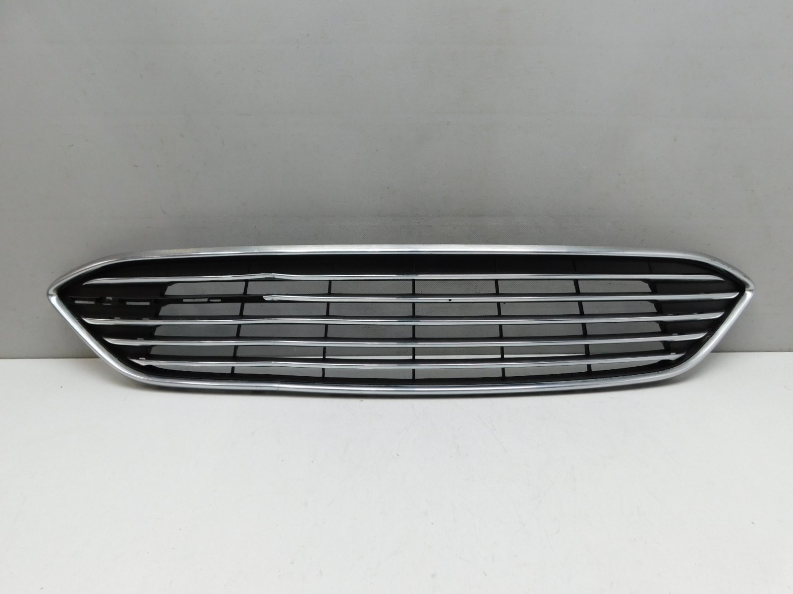 Решетка в бампер центральная Ford Focus III 2011>