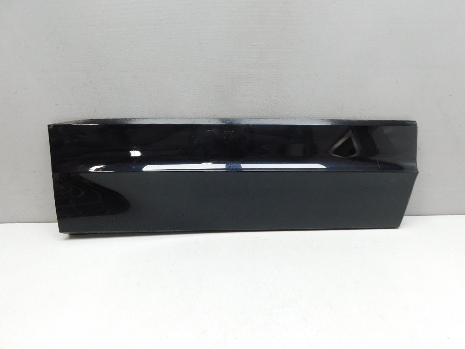 Накладка двери задней правой Volkswagen Touareg 2018>