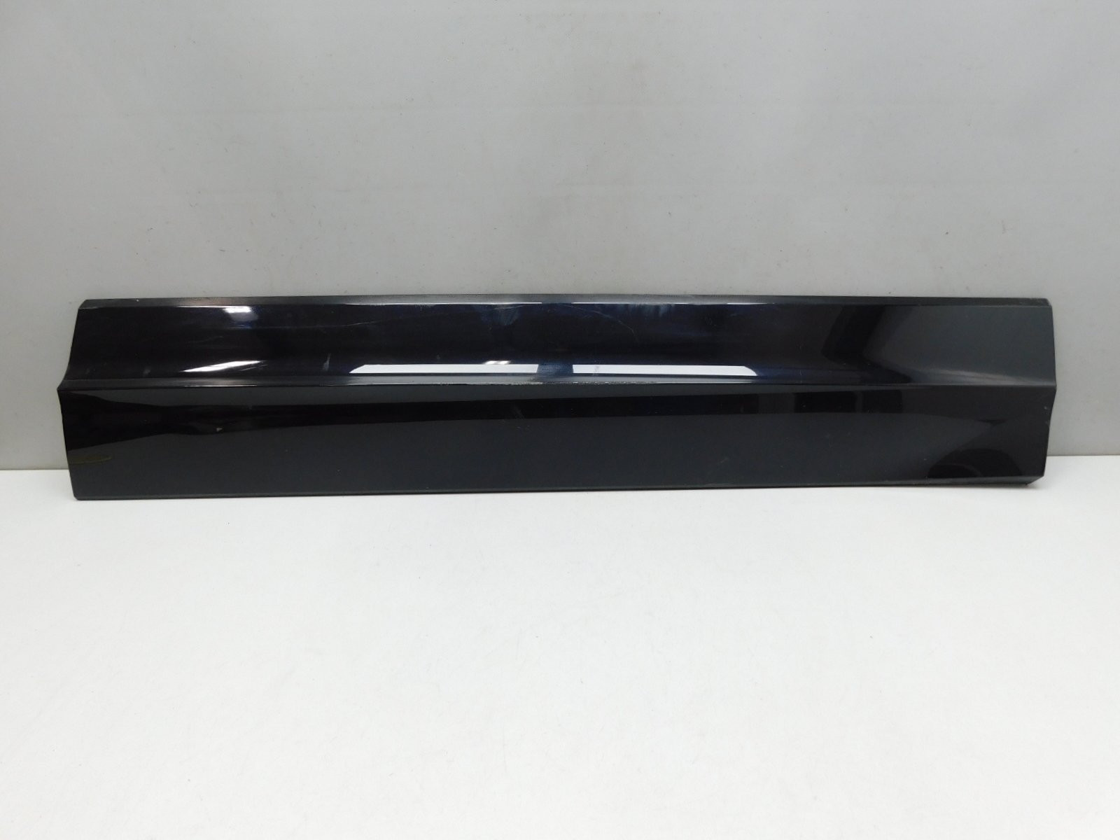 Накладка двери передней правой Volkswagen Touareg 2018>