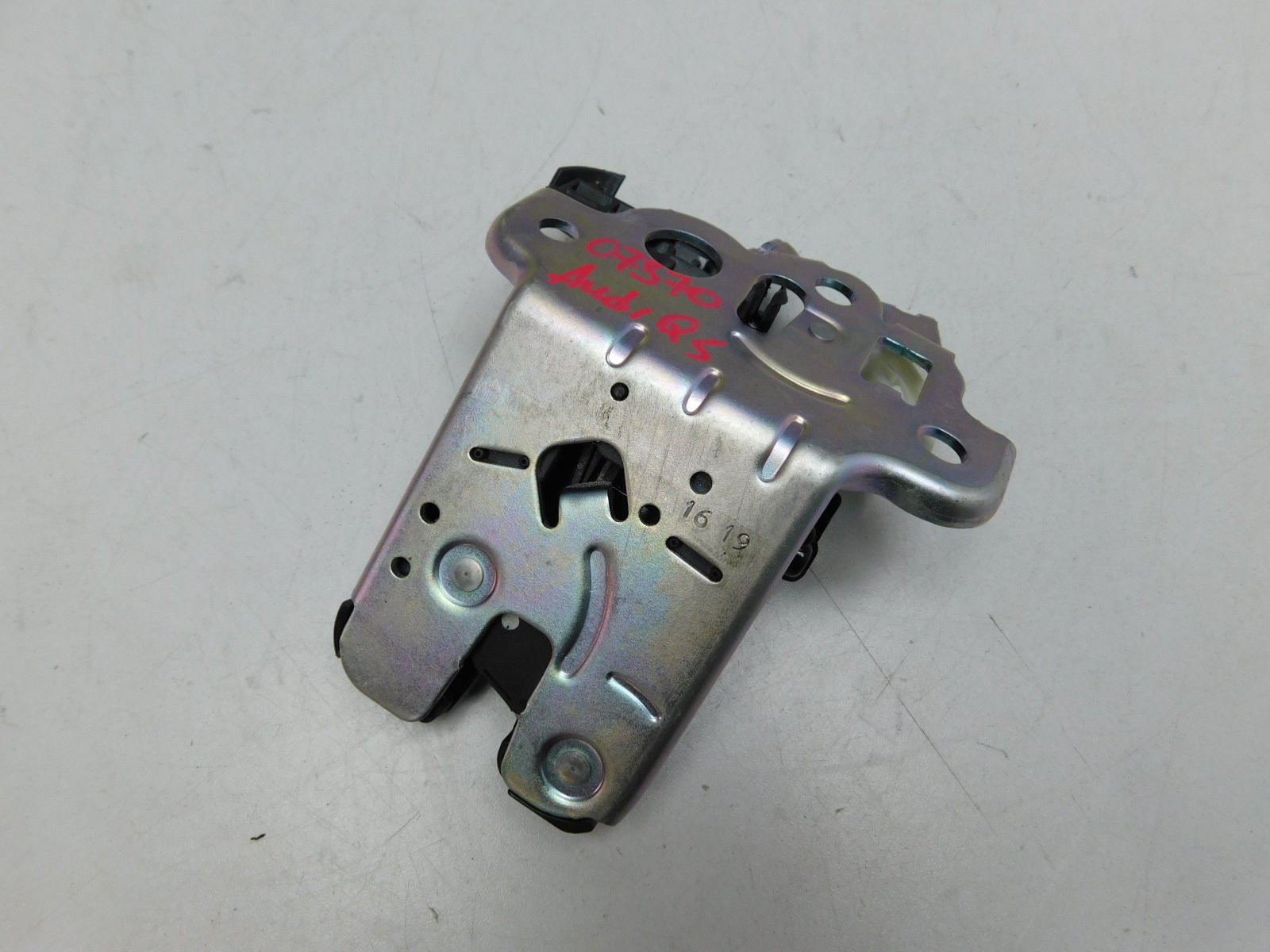 Замок багажника Audi Q5 2008-2017