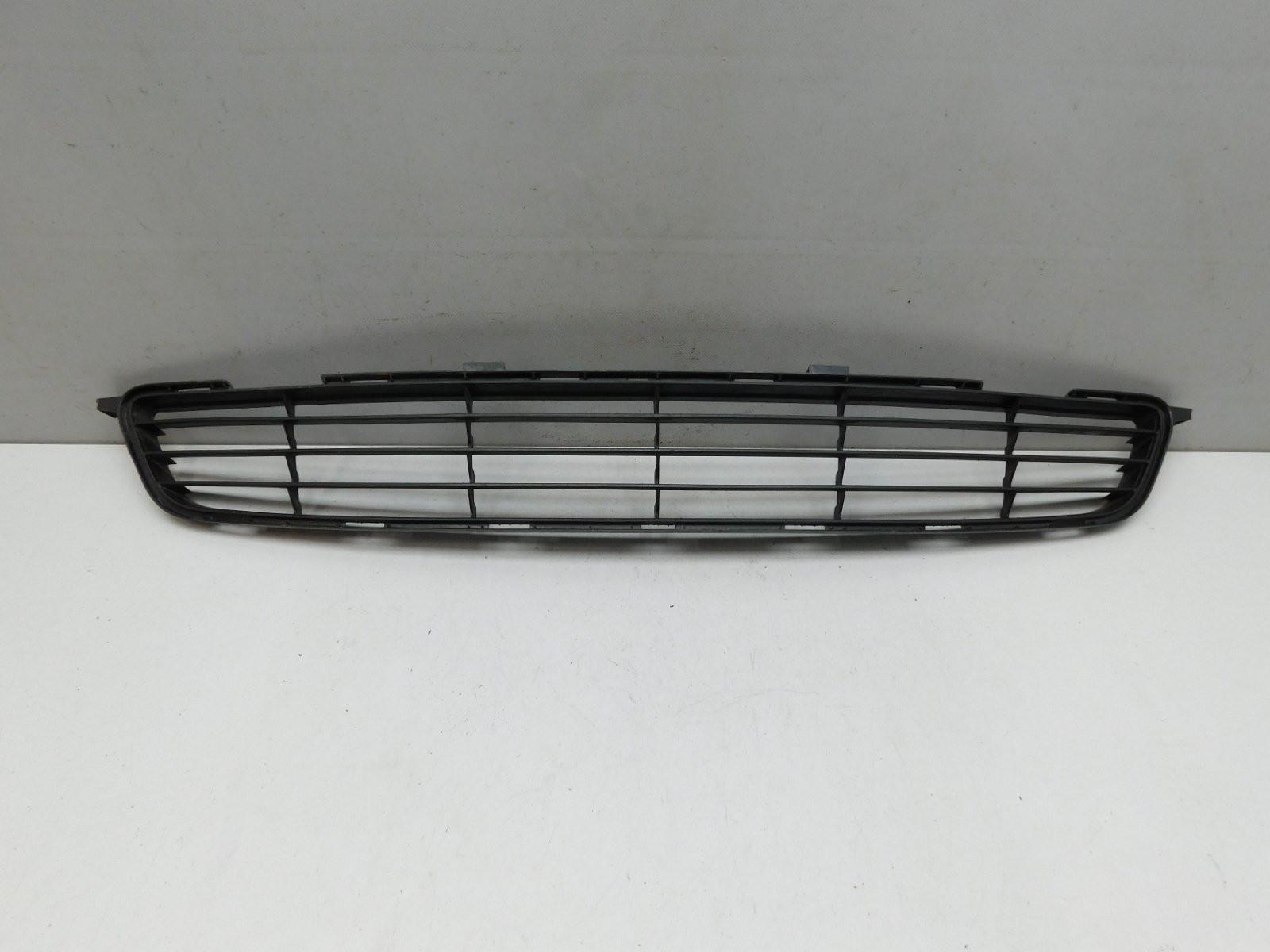 Решетка в бампер центральная Toyota Corolla E15 2006-2013