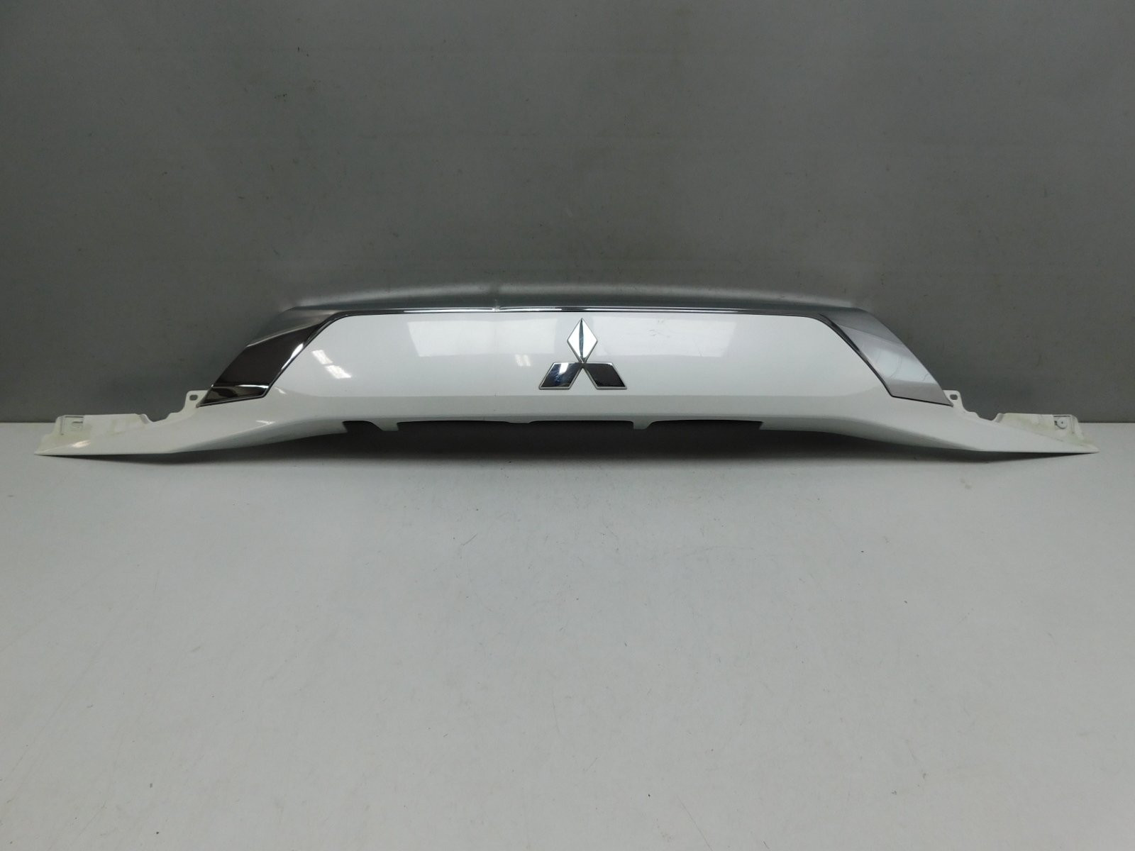 Накладка двери багажника Mitsubishi Outlander 2012>