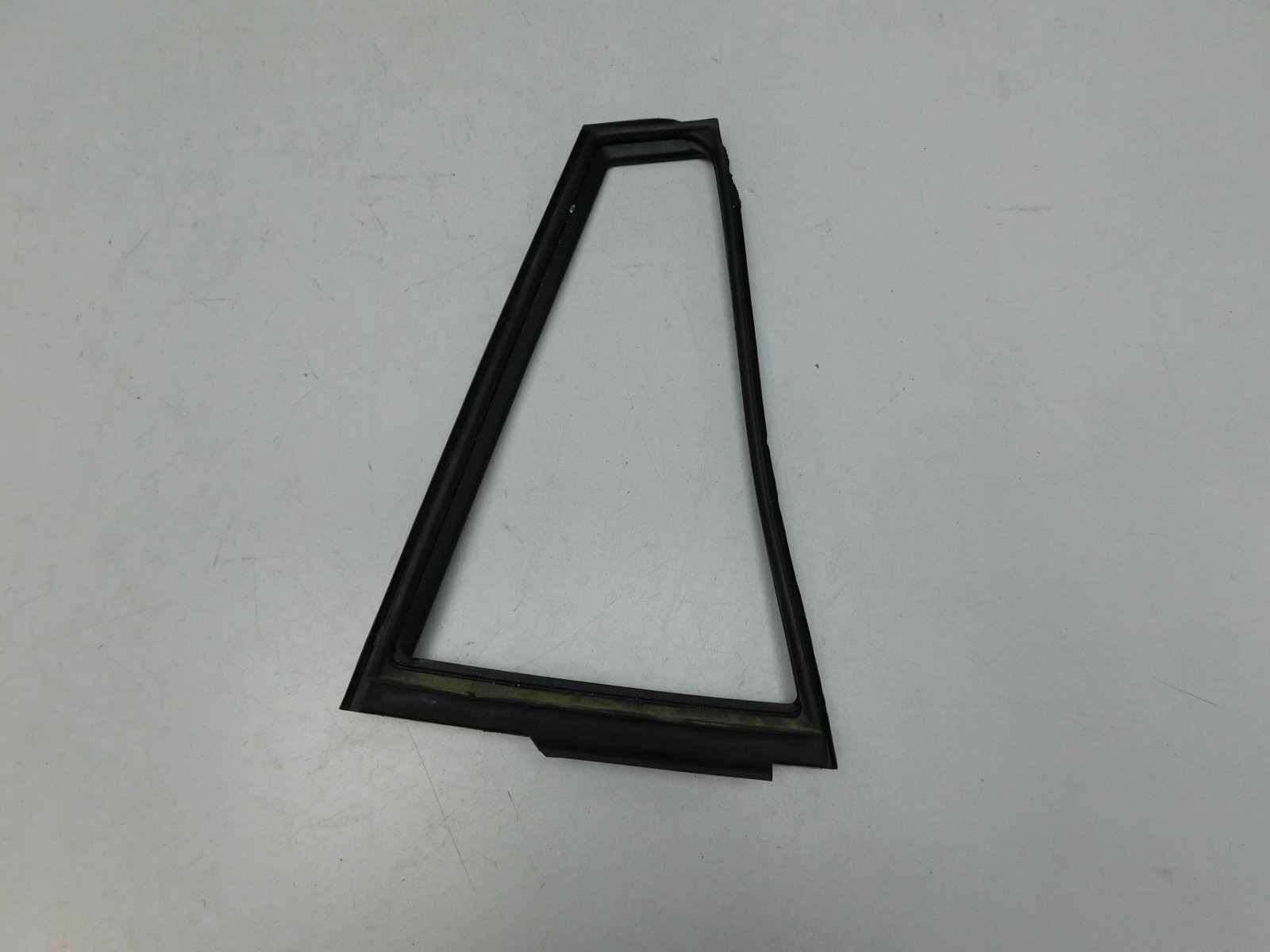 Уплотнитель Toyota RAV 4 2013-2019