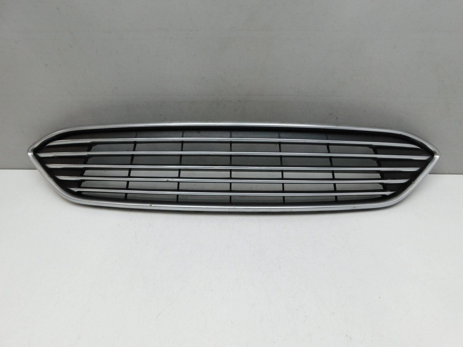 Решетка в бампер центральная Ford Focus III 2011>