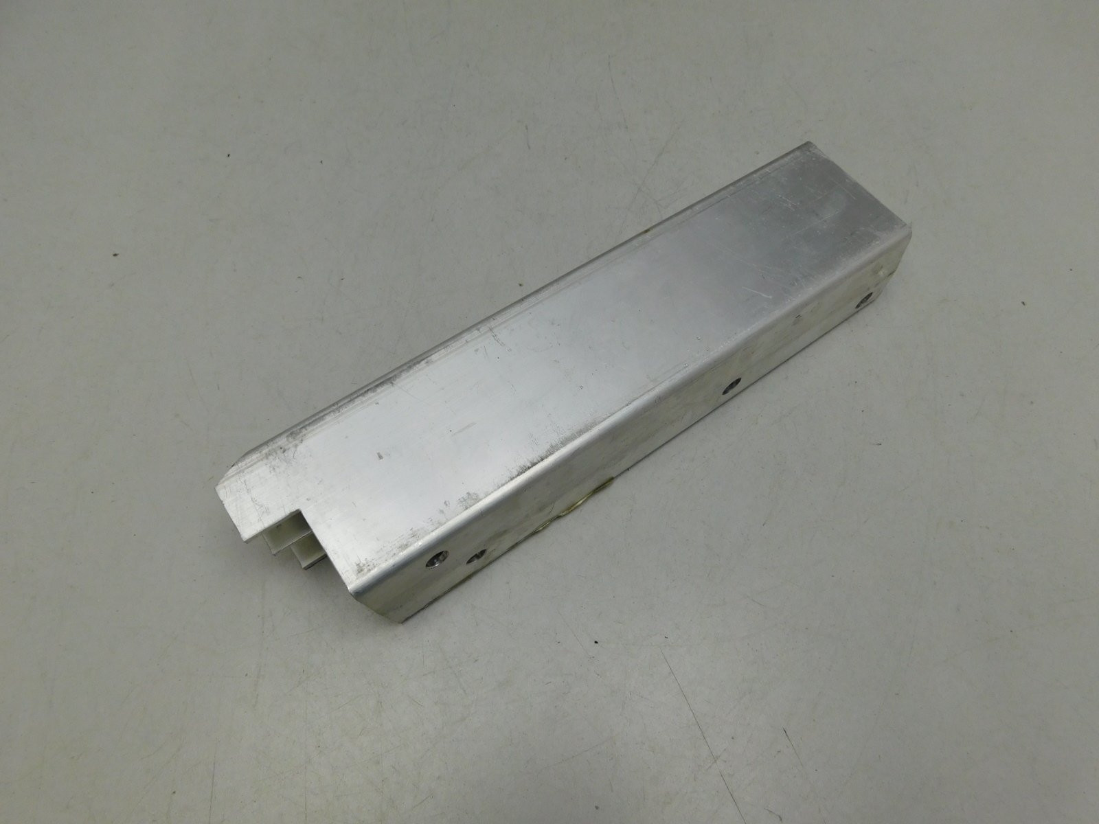 Кронштейн усилителя заднего бамп Audi Q5 2008-2017