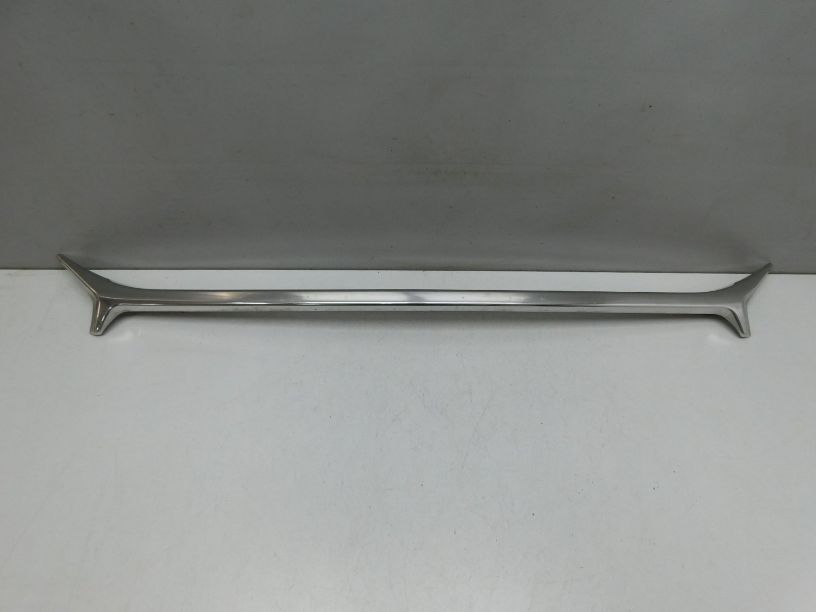 Молдинг центральной решетки Toyota Camry V50 2011-2018