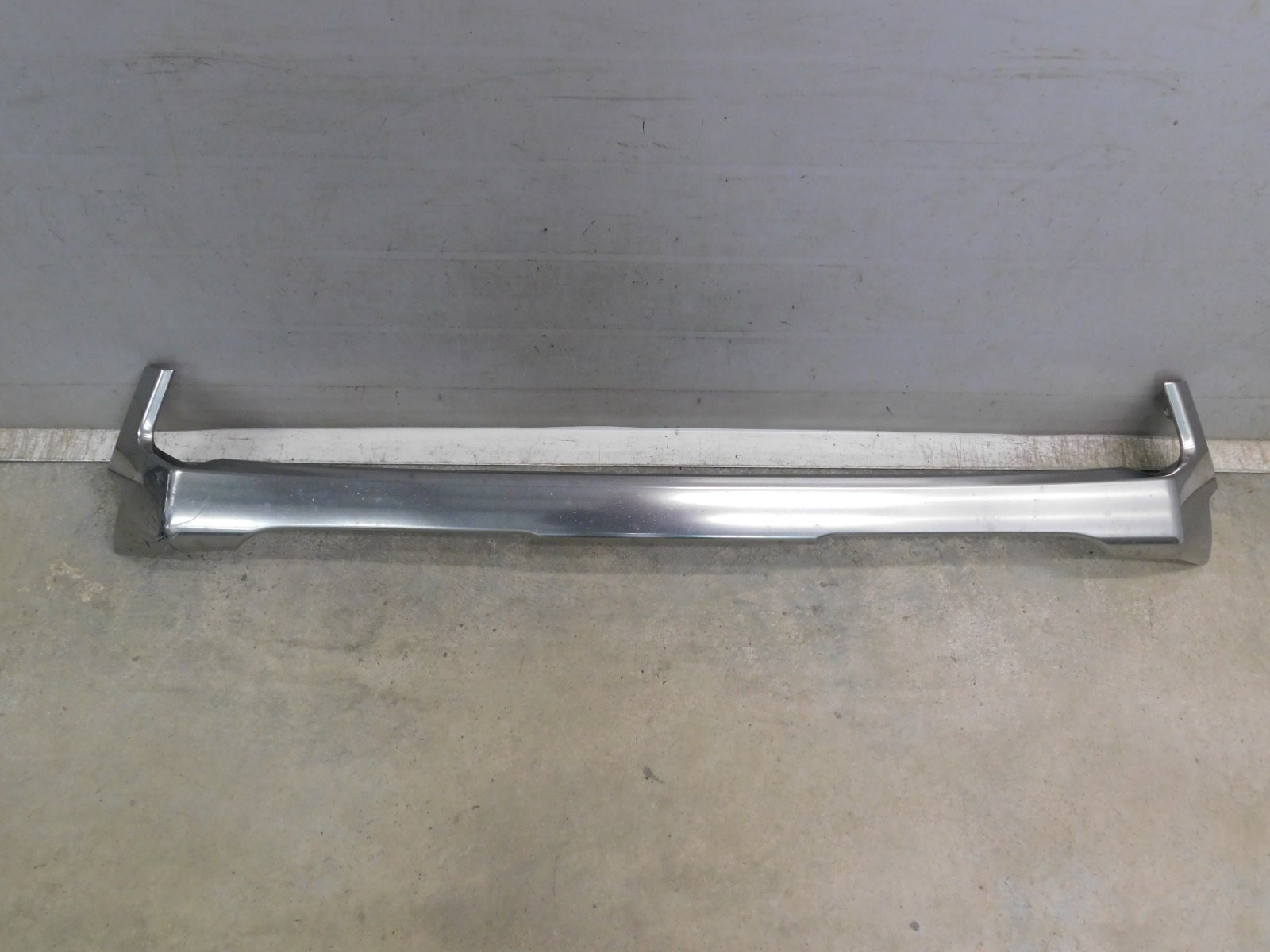 Молдинг решетки радиатора Lexus LX 570 (URJ200) 2007>