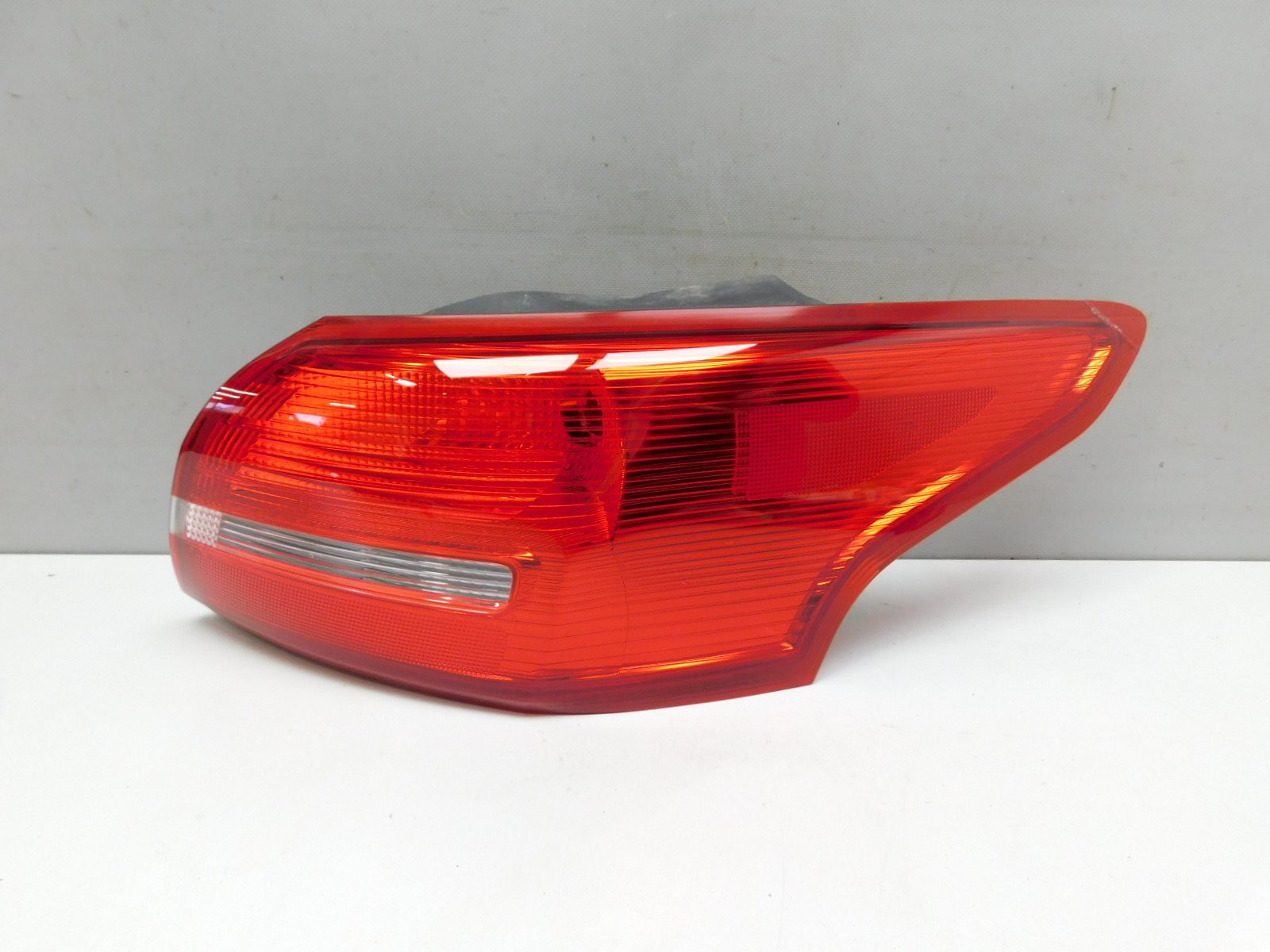 Фонарь задний наружный правый Ford Focus III 2011>