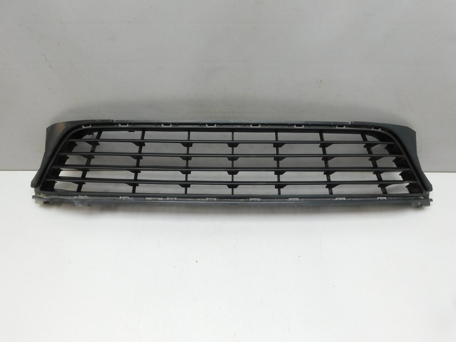 Решетка в бампер центральная Renault Sandero 2014>