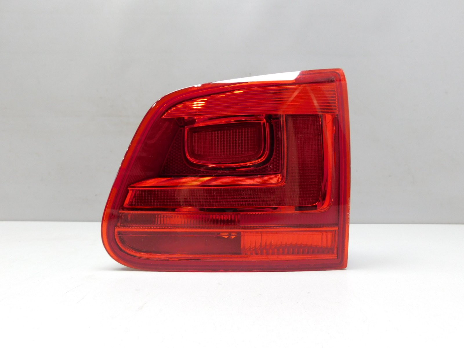 Фонарь задний внутренний правый Volkswagen Tiguan 2007-2017