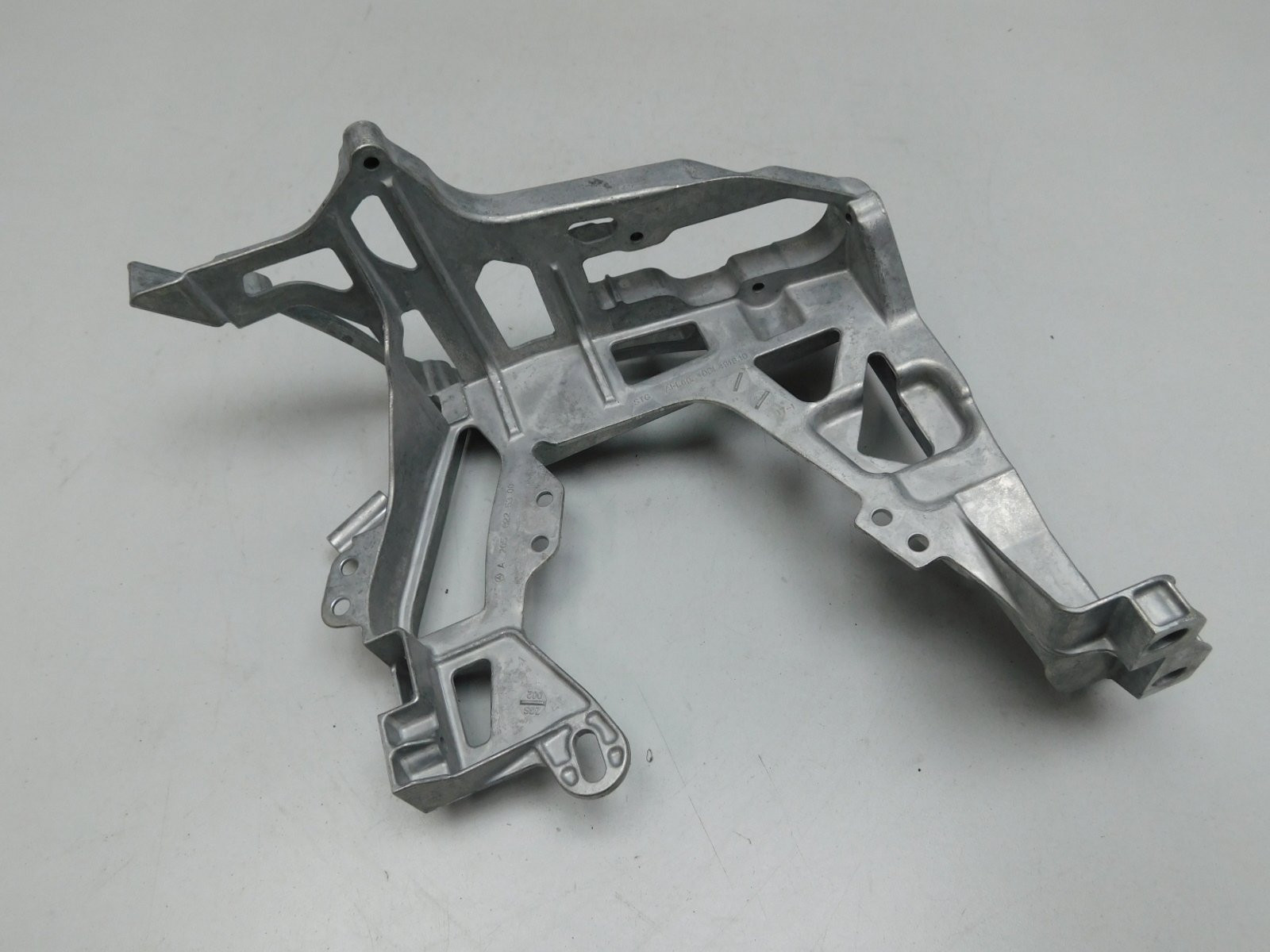 Кронштейн фары Mercedes-Benz C-Klasse W205 2013>