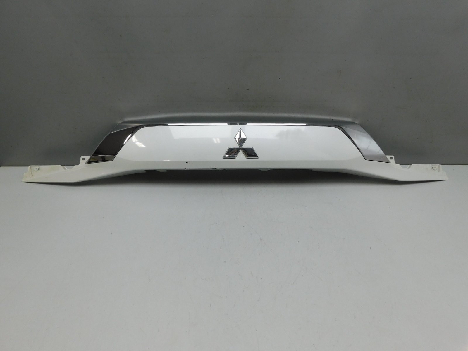 Накладка двери багажника Mitsubishi Outlander 2012>