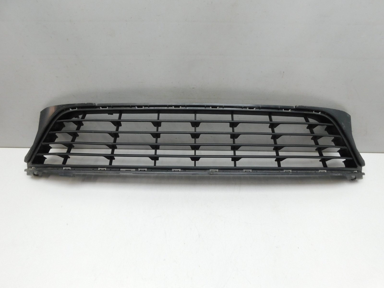 Решетка в бампер центральная Renault Sandero 2014>