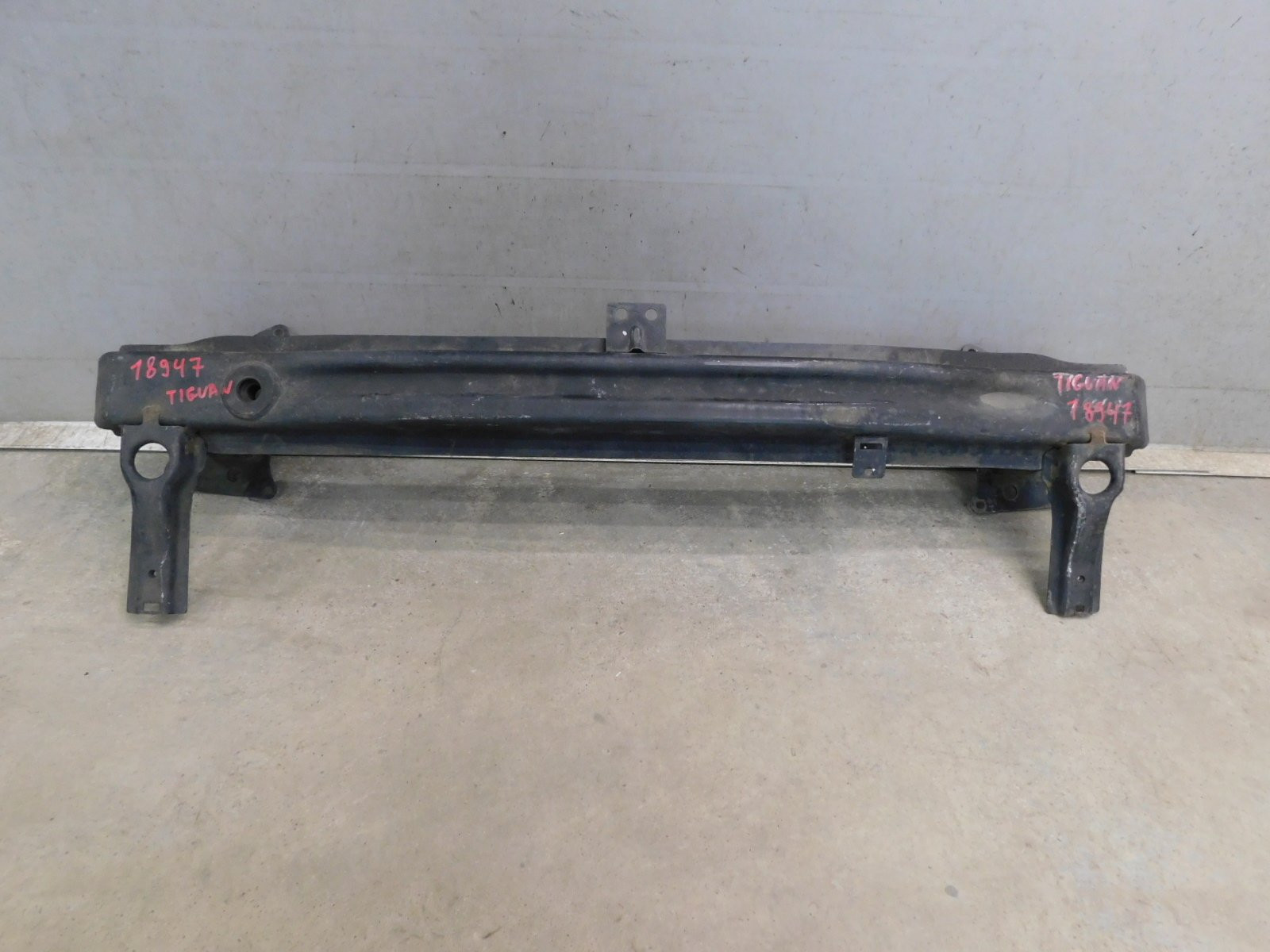 Усилитель переднего бампера Volkswagen Tiguan 2007-2017